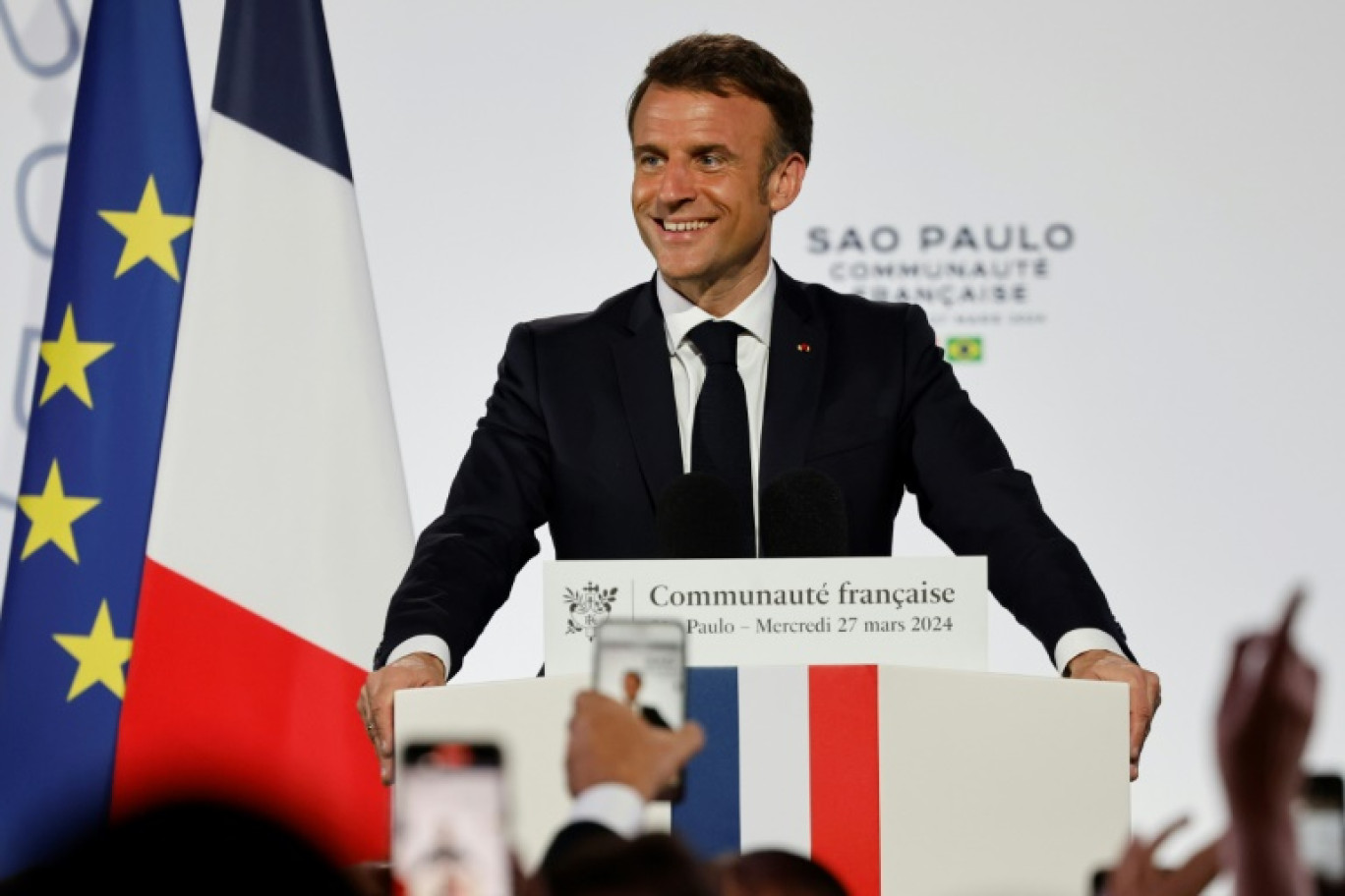 Le président brésilien Luiz Inacio Lula da Silva et son homologue français Emmanuel Macron (g) au palais Planalto, le 28 mars 2024 à Brasilia © Ludovic MARIN