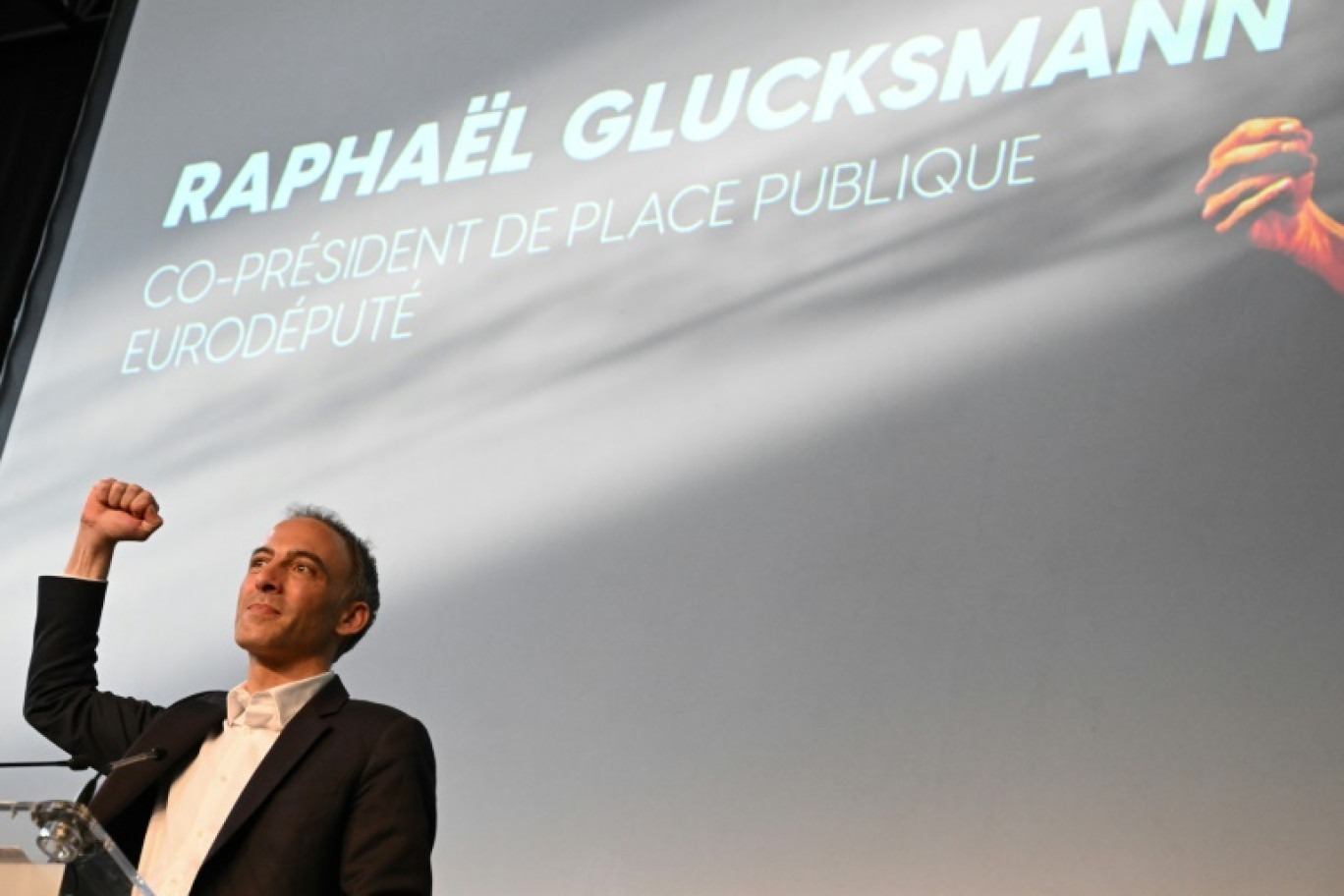 Le candidat du Parti socialiste Raphaël Glucksmann aux élections européennes, le 10 mars 2024 en meeting à Lyon © JEAN-PHILIPPE KSIAZEK