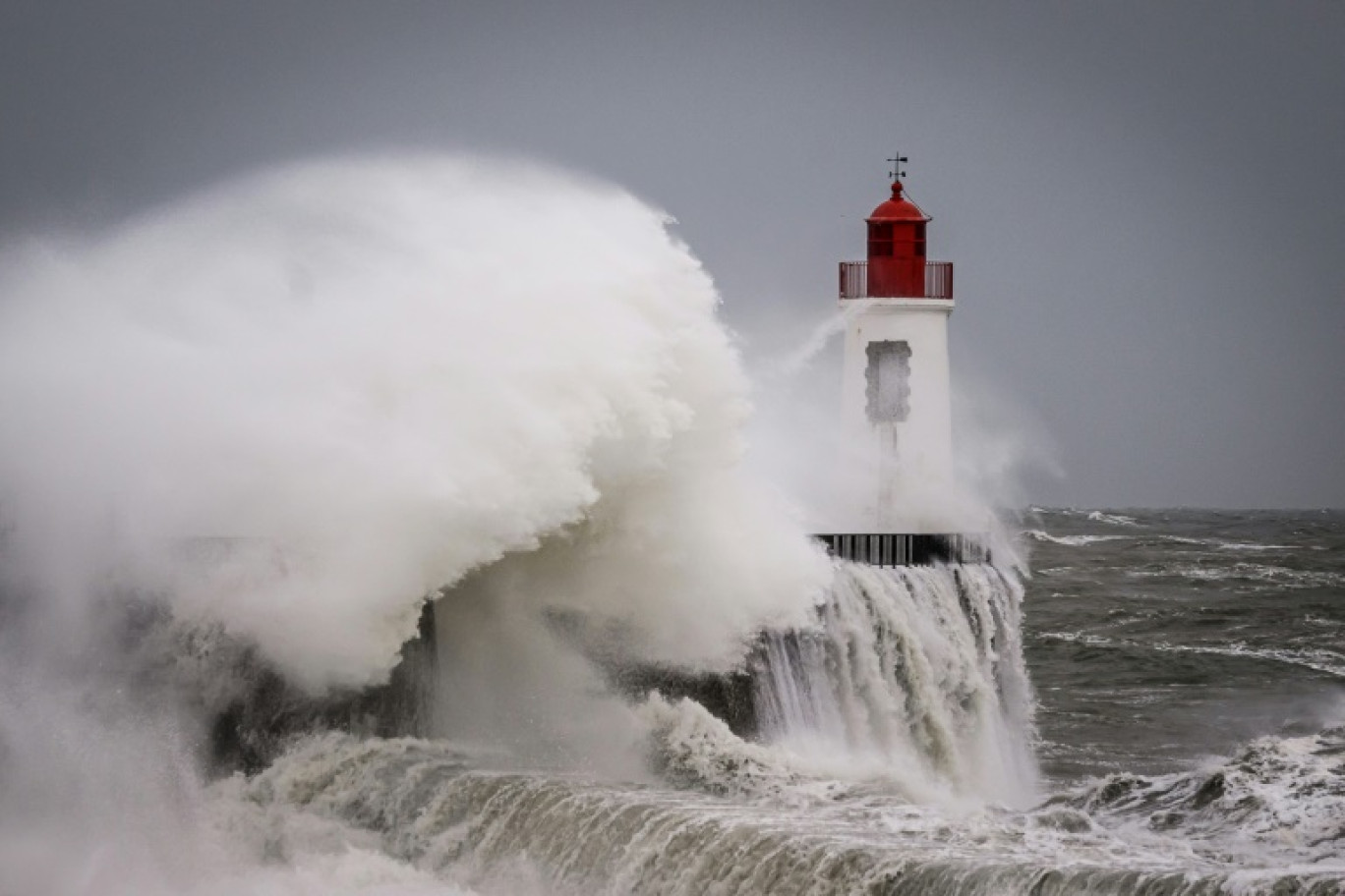 Des vagues s'écrasent contre le phare à l'entrée du port des Sables-d'Olonne, pendant la tempête Nelson, le 28 mars 2024 en Vendée © LOIC VENANCE