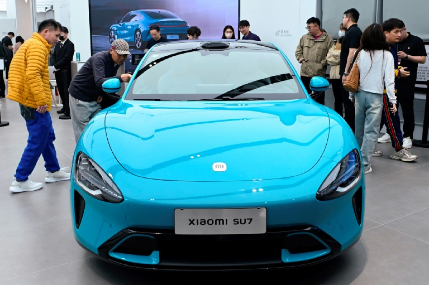 Une voiture électrique Xiaomi SU7 dans un magasin Xiaomi, à Pékin le 26 mars 2024 © WANG Zhao