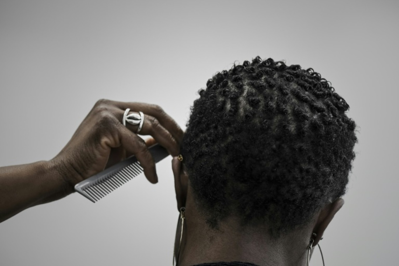 L'Assemblée nationale a voté en première lecture une proposition de loi, qui vise à empêcher des employeurs de contraindre leurs salariés à lisser leurs cheveux, ou à cacher leurs tresses © PHILIPPE LOPEZ