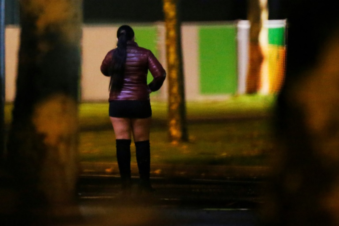 Loin des associations, dans la crainte permanente de la dénonciation ou d'une agression: les prostituées qui exercent en milieu rural souffrent de l'isolement, alors que les campagnes françaises voient s'installer les réseaux sud-américains © CHARLY TRIBALLEAU