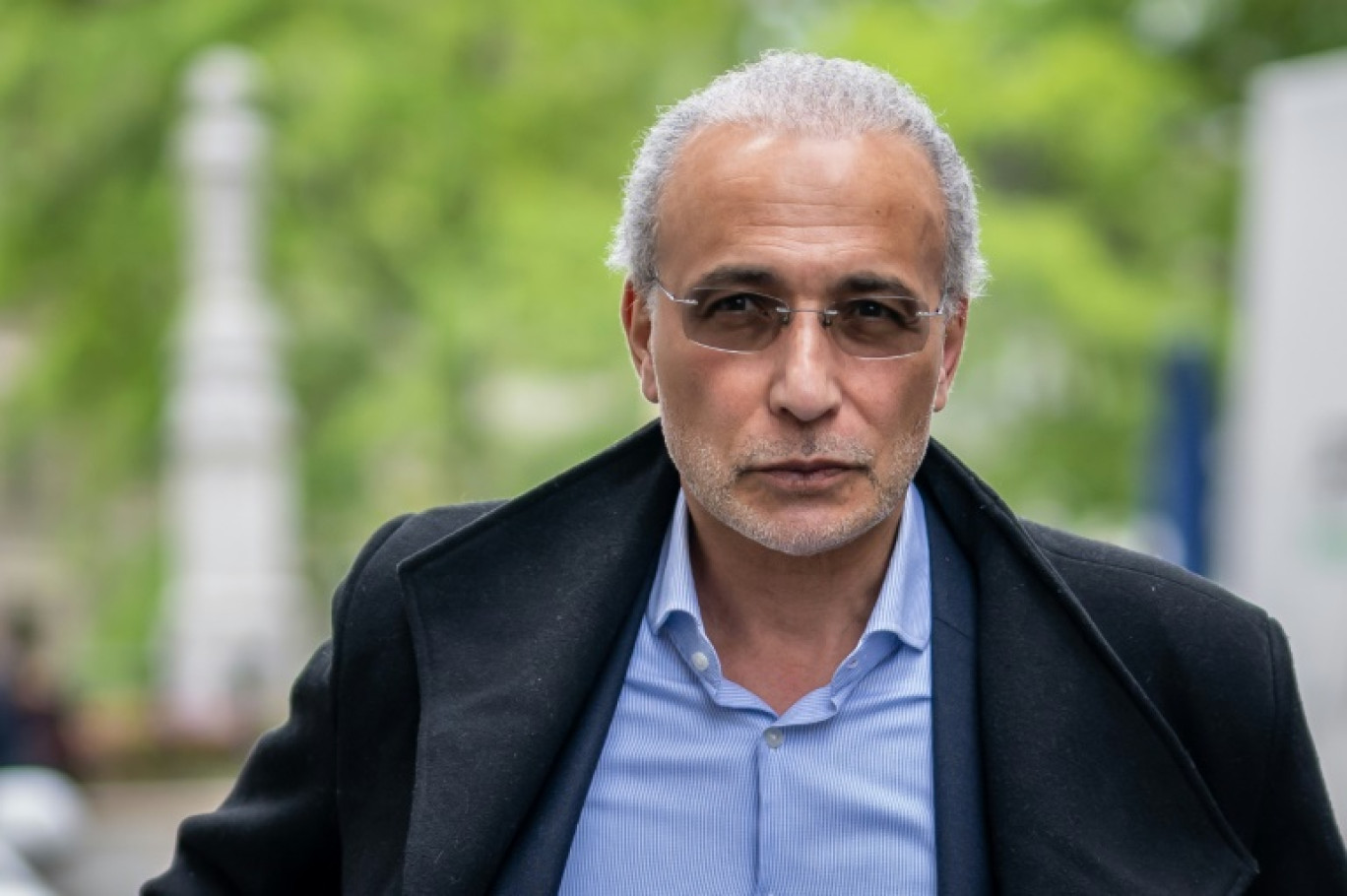 Le prédicateur suisse Tariq Ramadan arrive au palais de justice de Genève le 24 mai 2023, pour le verdict de son procès pour "viol et contrainte sexuelle" © FABRICE COFFRINI