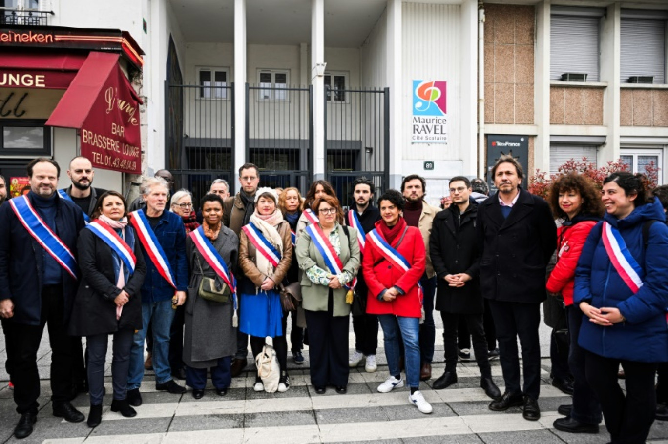 Le maire du 20e arrondissement Eric Pliez (4e G)et d'autres élus des responsables devant le lycée Maurice-Ravel à Paris le 29 mars 2024 © Bertrand GUAY