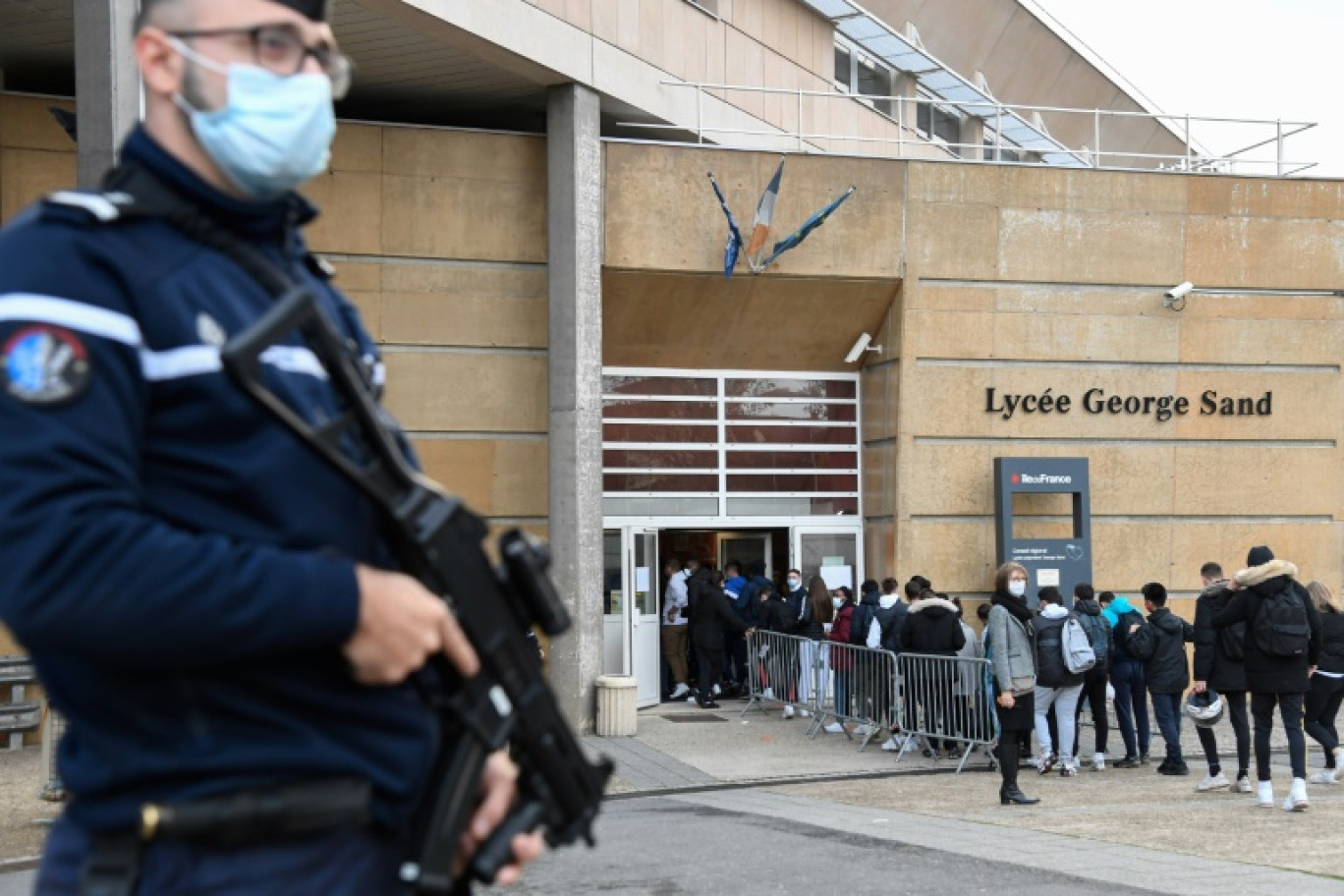 Un gendarme en faction devant le lycée George-Sand à Dormont dans le Val-d'Oise le 2 novembre 2020 © BERTRAND GUAY