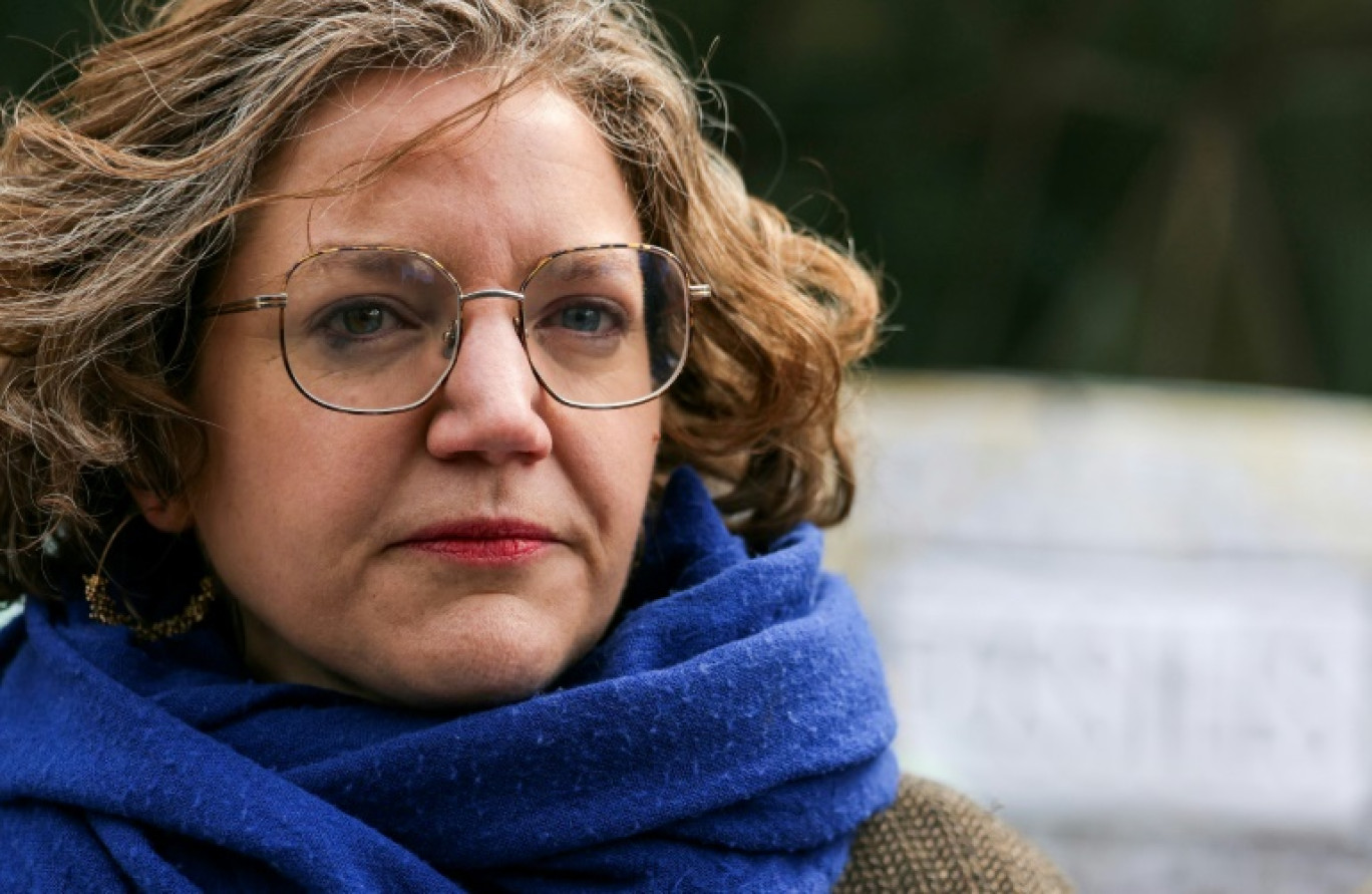 Marie Toussaint tête de liste des écologistes lors d'une action devant la tour TotalEnergies à La Defense à Courbevoie dans les Hauts-de-Seine le 28 mars 2024 © Thomas SAMSON