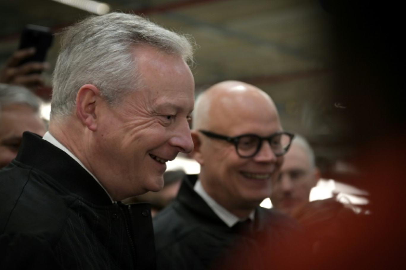 Le ministre de l'Economie et des Finances Bruno Le Maire à l'usine Renault de Sandouville, le 29 mars 2024, en compagnie de l'ancien Premier ministre et maire du Havre Edouard Philippe © Lou Benoist