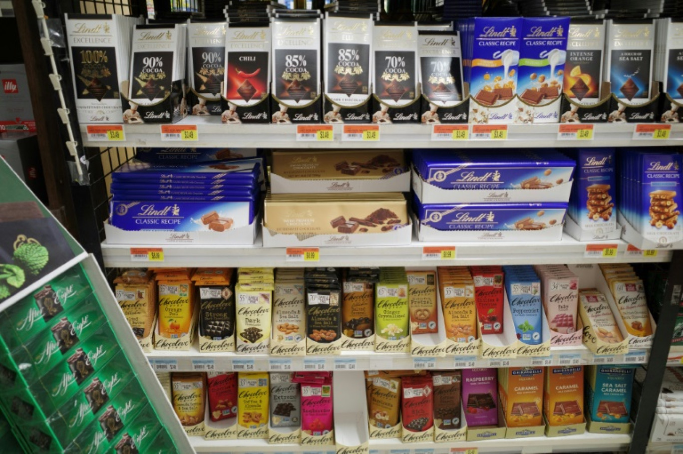 Des barres de chocolat sont disposées sur les étagères d'un supermarché local à Washington, le 27 mars 2024 © MANDEL NGAN