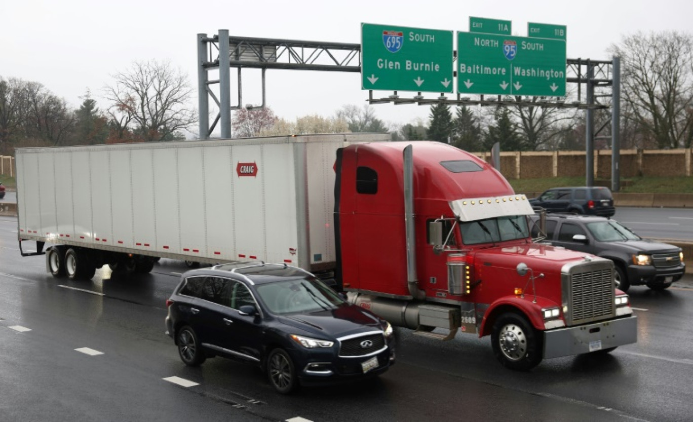 Un camion sur une route à Baltimore, le 27 mars 2024 © Kevin Dietsch