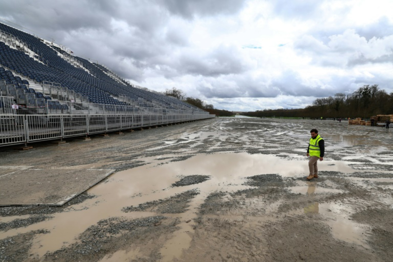 Des gradins sur le site d'une future infrastructure des Jeux olympiques et paralympiques de Paris 2024 au château de Versailles, le 29 mars 2024 © Emmanuel Dunand