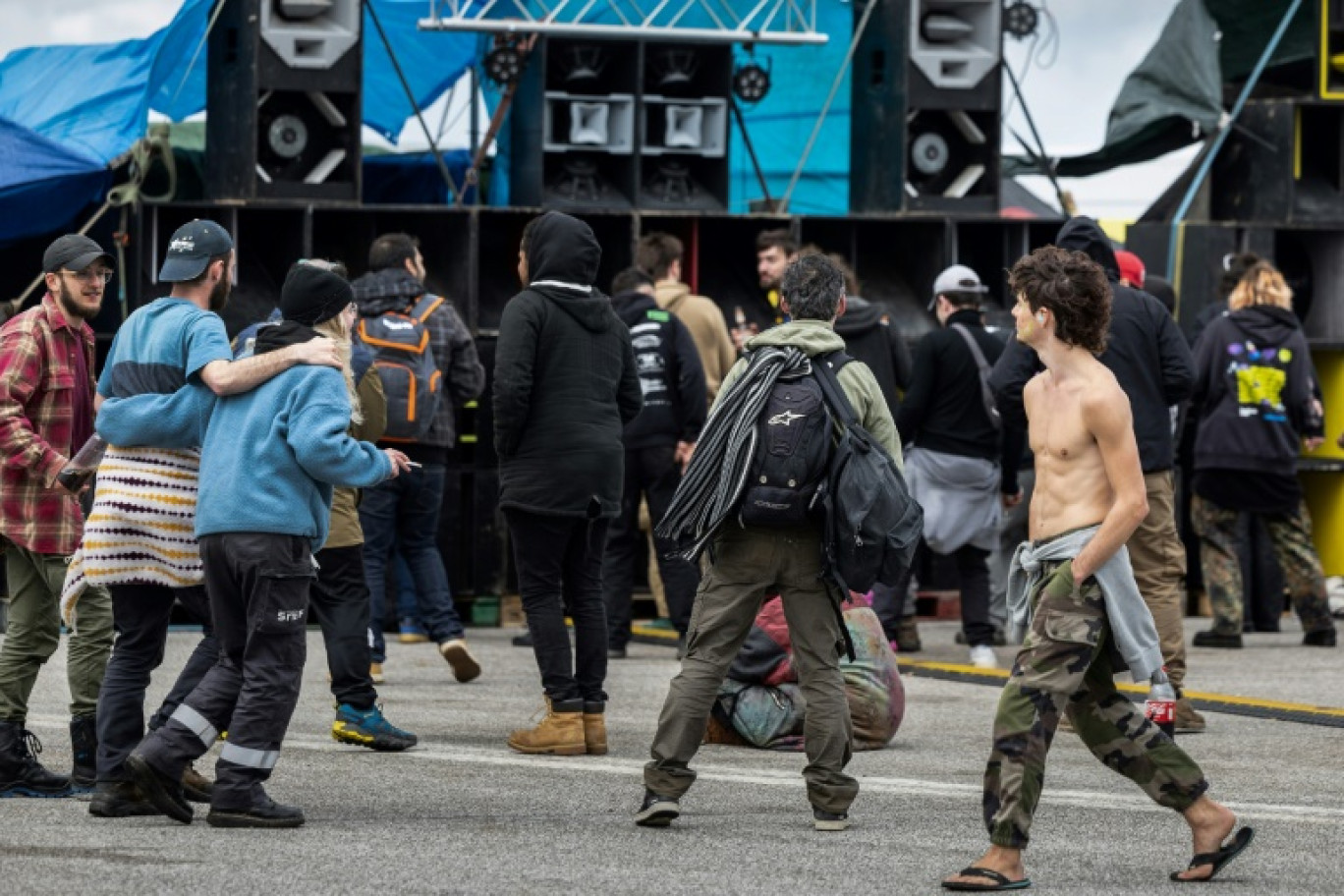 Des participants à une rave party à Pluguffan, dans le Finistère, le 30 mars 2024 © Fred TANNEAU