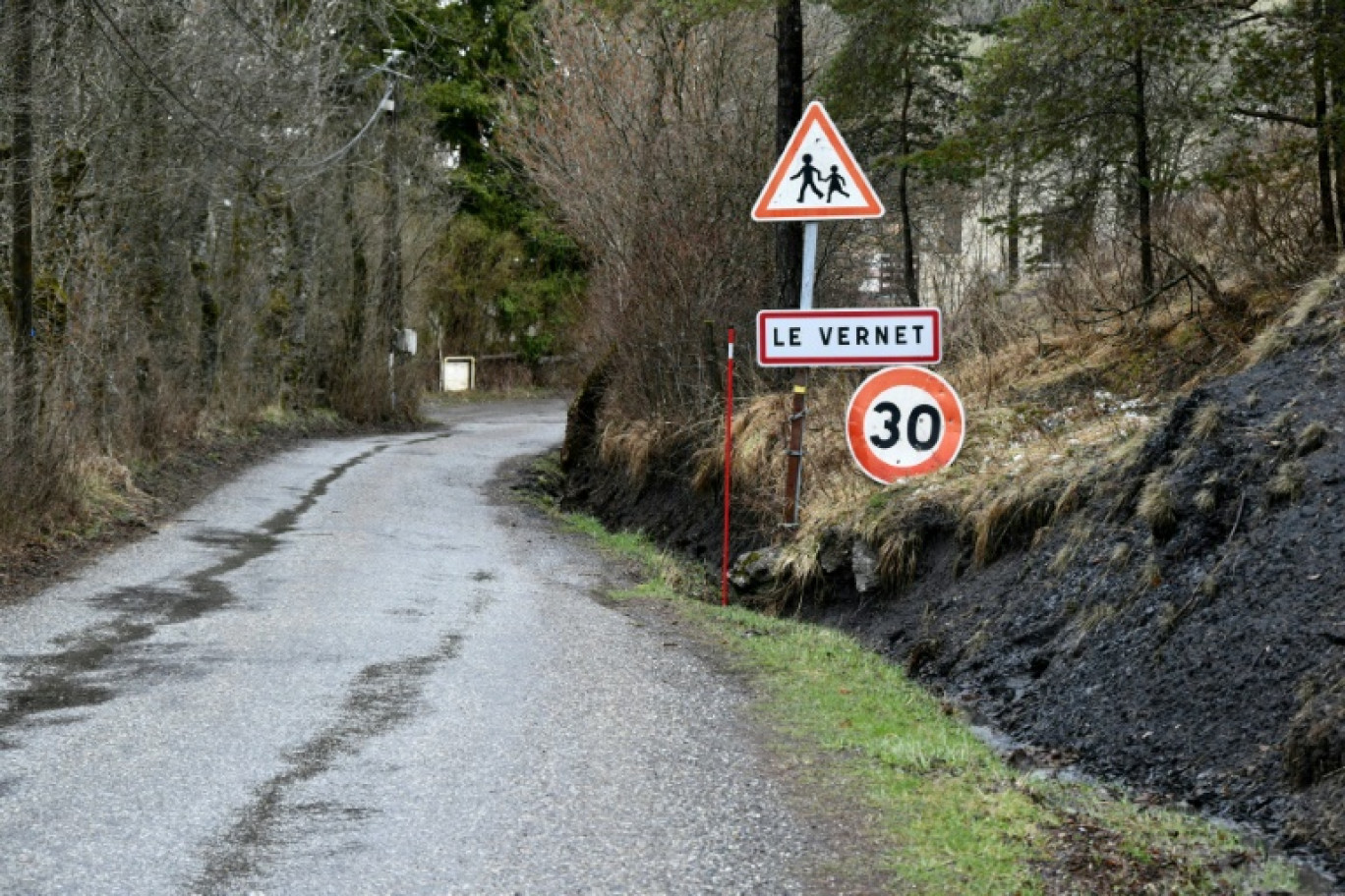 Panneau d'entrée du village du Haut-Vernet, dans les Alpes-de-Haute-Provence, le 27 mars 2024 © CHRISTOPHE SIMON