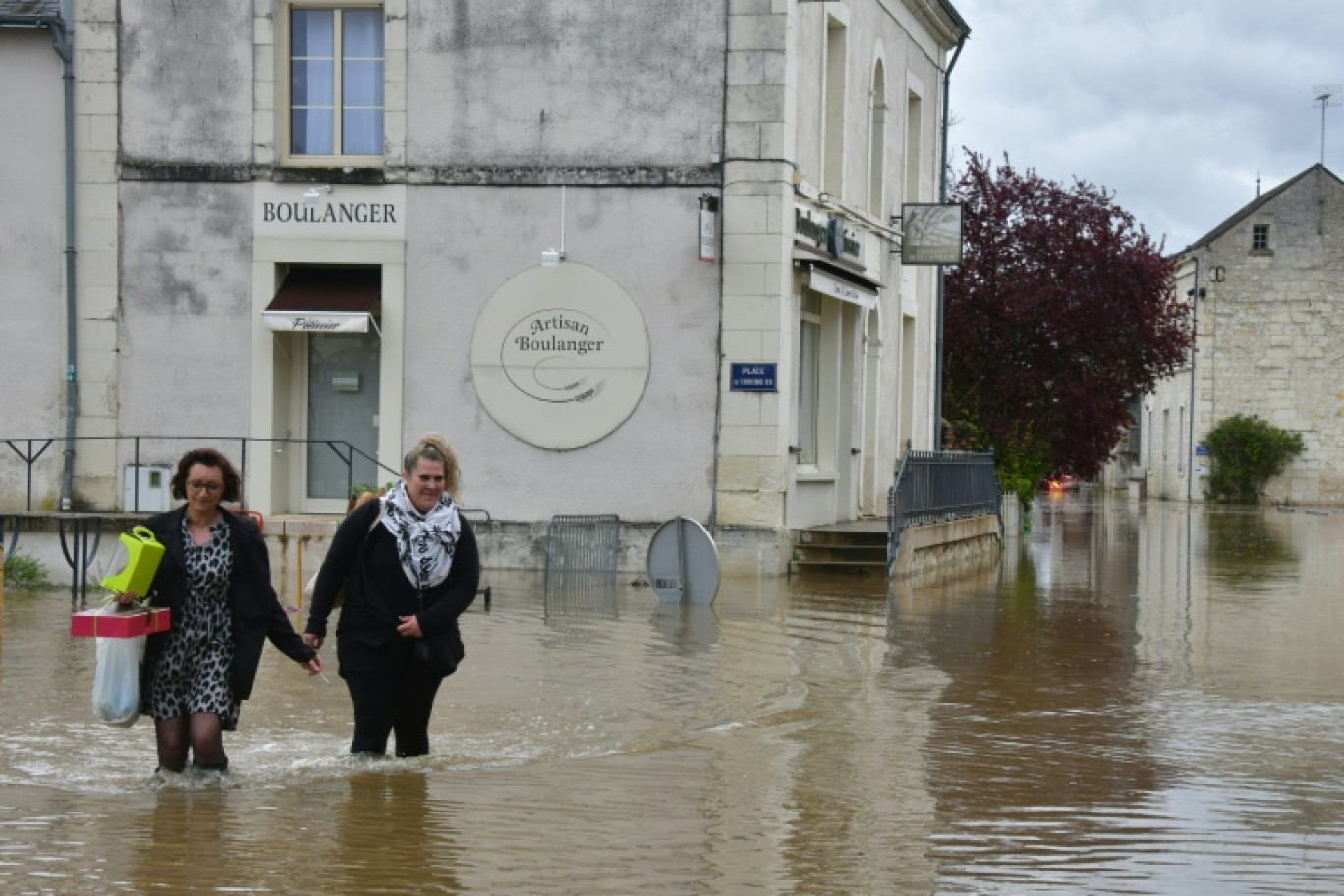 Deux habitantes dans une rue inondée après des crues, le 31 mars 2024 à Nouâtre, en Indre-et-Loire © Pascal LACHENAUD