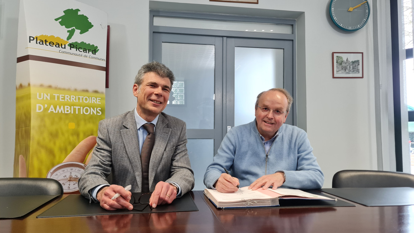 La convention a été signé le 29 mars par Bruno Paviot, président de Initiative Oise ouest et Olivier De Beule, président de la CCPP.