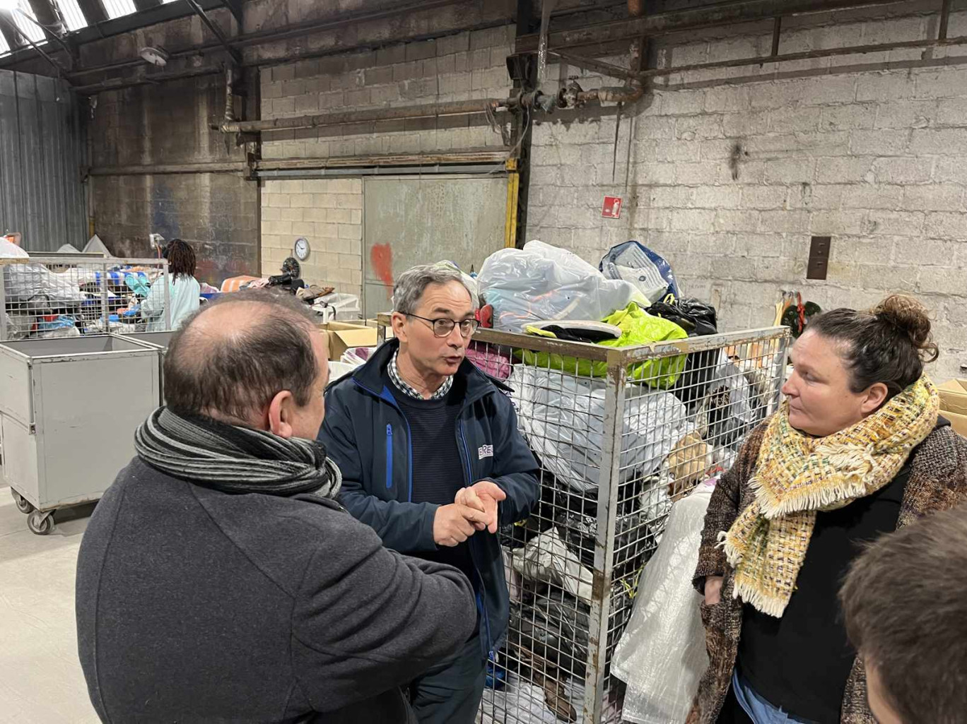 Emmanuel Pilloy (au centre), responsable du site le Relais de Soissons, avec Aurélien Gall et Caroline Varlet, conseillers départementaux de l'Aisne, lors d'une visite du site de Crouy le 5 mars.