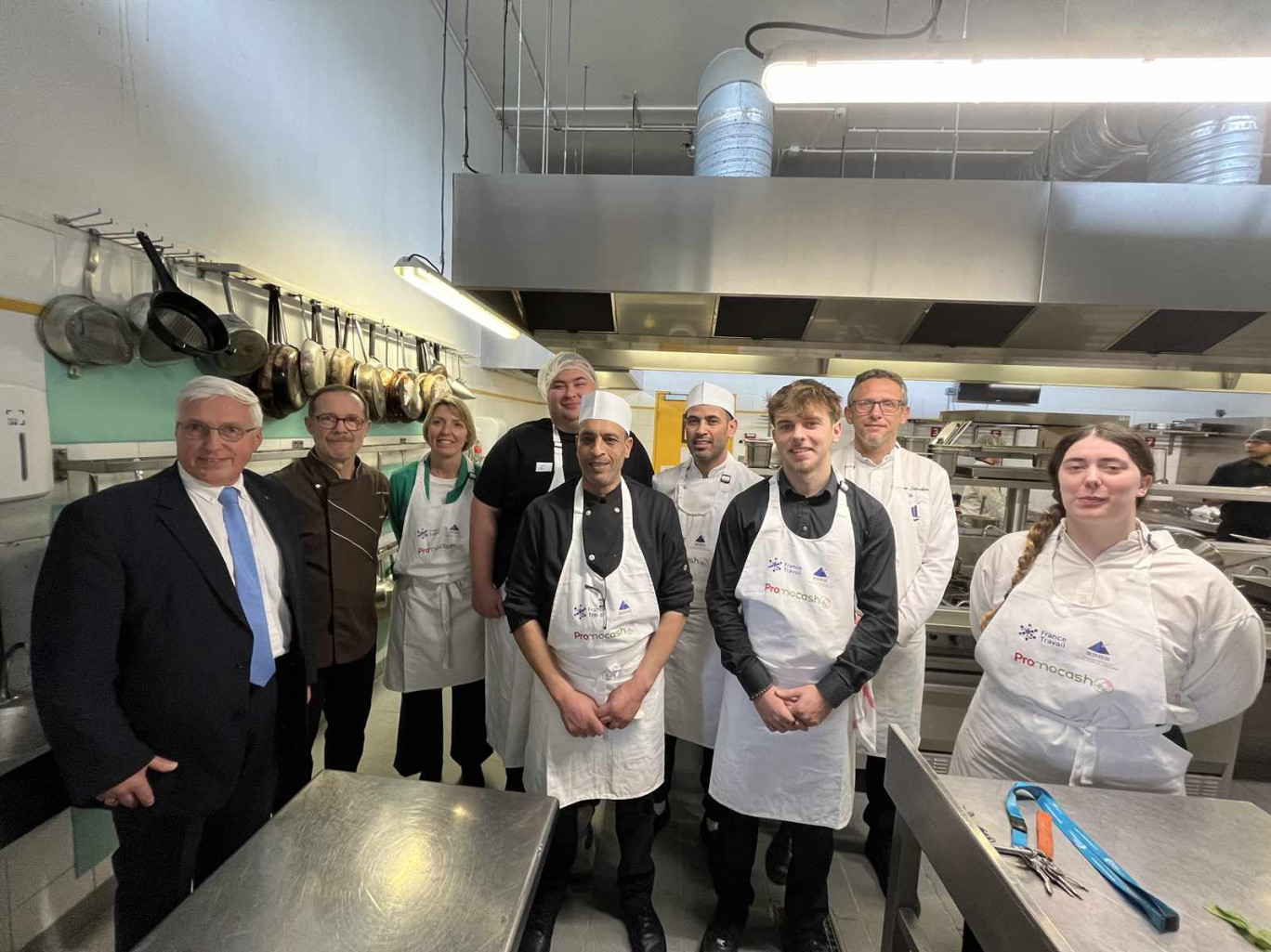 Une partie des candidats en cuisine avec à gauche Jean-Marie Serre, président de l'Umih 02 et Jean-François Hénon, chef de l'Auberge de l'Ermitage à Saint-Quentin.