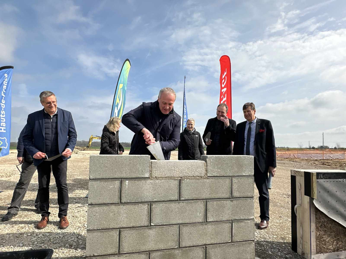 La pose de la première pierre a eu lieu en présence d'élus comme Christophe Coulon (au centre), vice-président des Hauts-de-France en charge des mobilités, des infrastructures de transport et des ports.