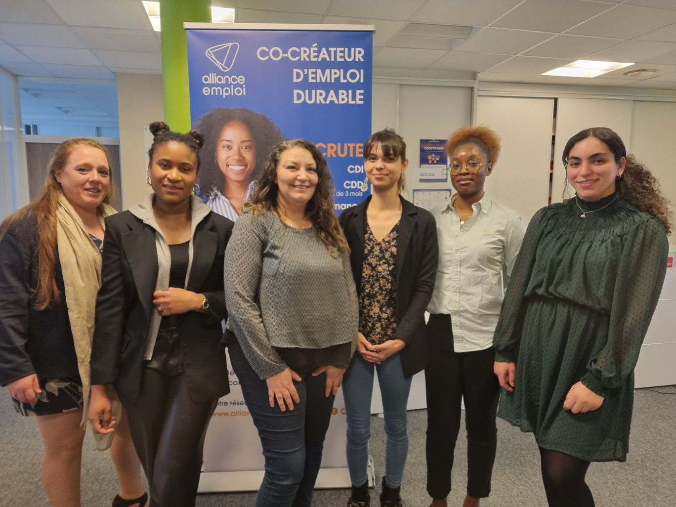 L'équipe d'Alliance Emploi Metz, de gauche à droite : Marie Laurenzi, Ange Déo, Sabrina Semrouni, Alexandra Denisart, Mouwine Soa Lamba, Loubna Saadi. Absente sur la photo (en télétravail) : Cindy Saum. 