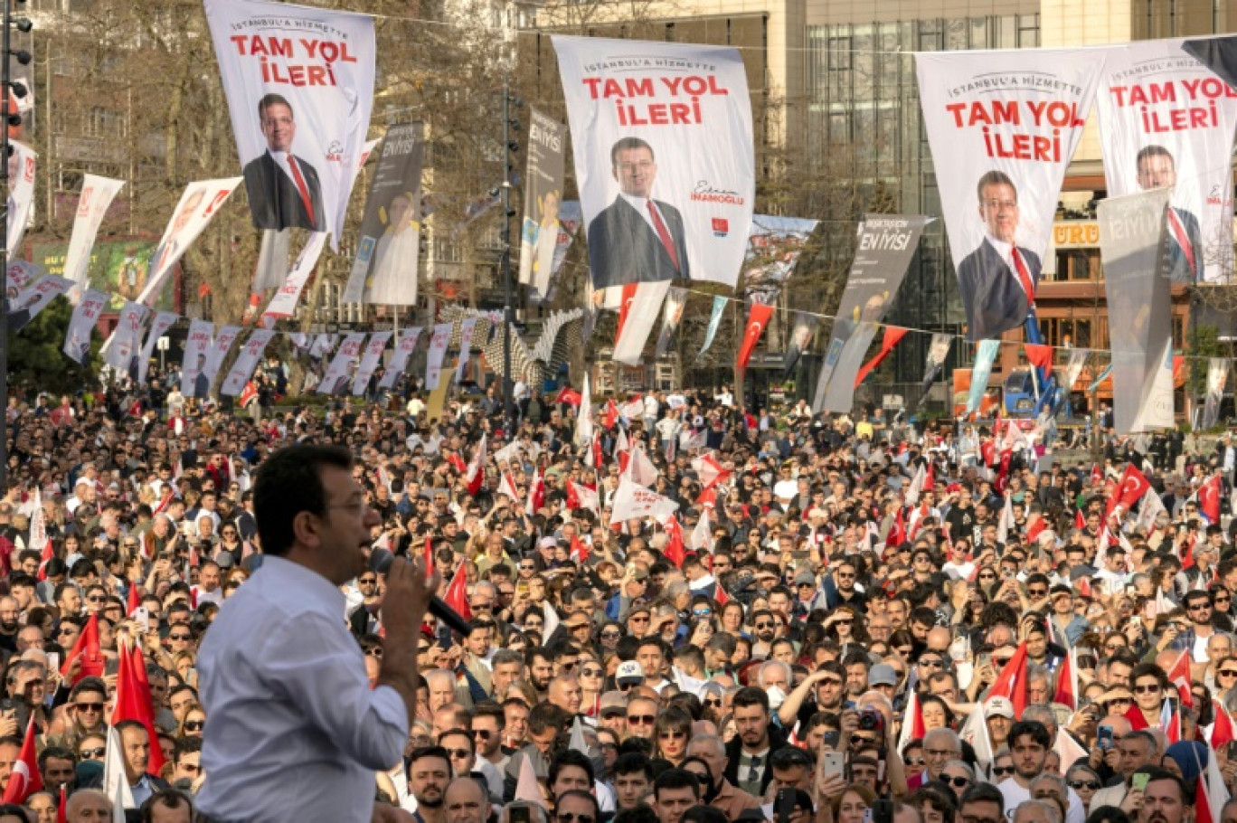 Le maire sortant d'Istanbul Ekrem Imamoglu lors d'un meeting électoral la veille des municipales, le 30 mars 2024 © Yasin AKGUL