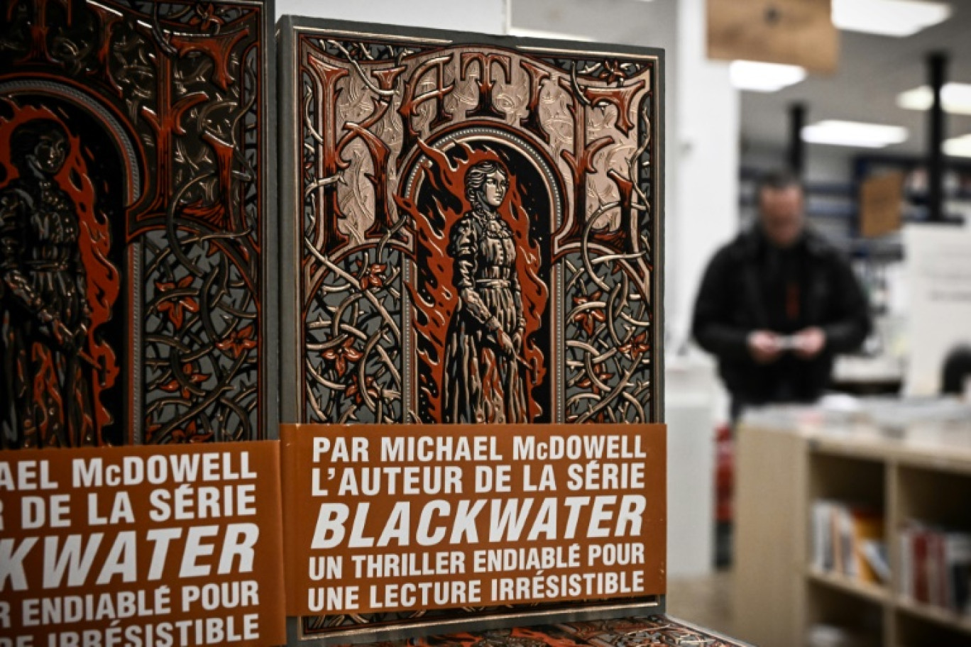 Des exemplaires du roman "Katie" de l'auteur américain Michael McDowell, édités par la maison d'édition Toussaint Louverture, exposés à la librairie Mollat le jour de sa parution officielle, le 19 avril 2024 à Bordeaux © Philippe LOPEZ