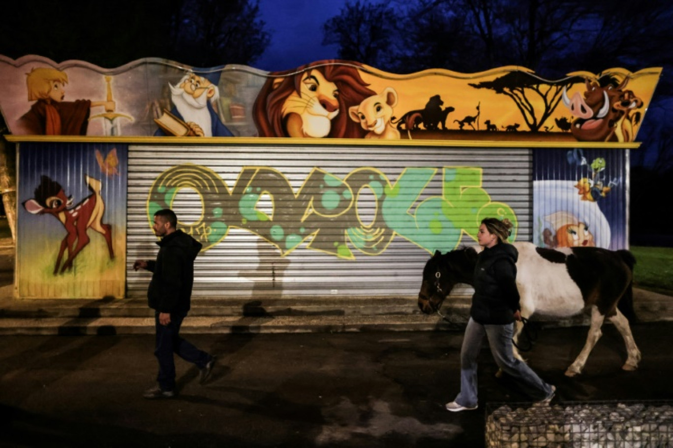 La ponette Syoux et sa propriétaire Marie Pési (d) en compagnie d'un homme sans domicile fixe, lors d'une maraude sociale à Angoulême, le 27 mars 2024 © Thibaud MORITZ