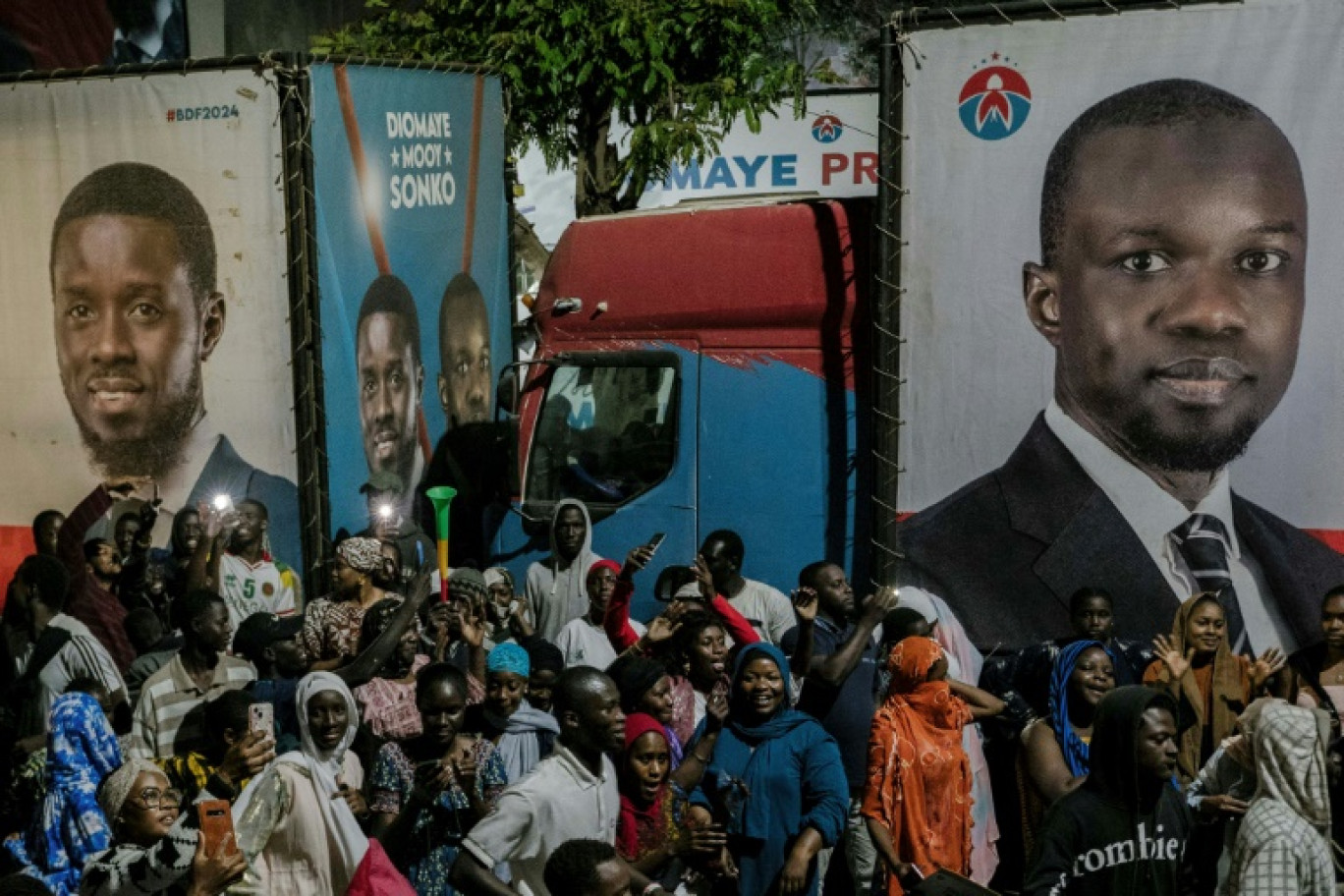 Des sympathisants se rassemblent devant le QG du candidat antisystème sénégalais Bassirou Diomaye Faye, à Dakar le 24 mars 2024 © Carmen Abd Ali