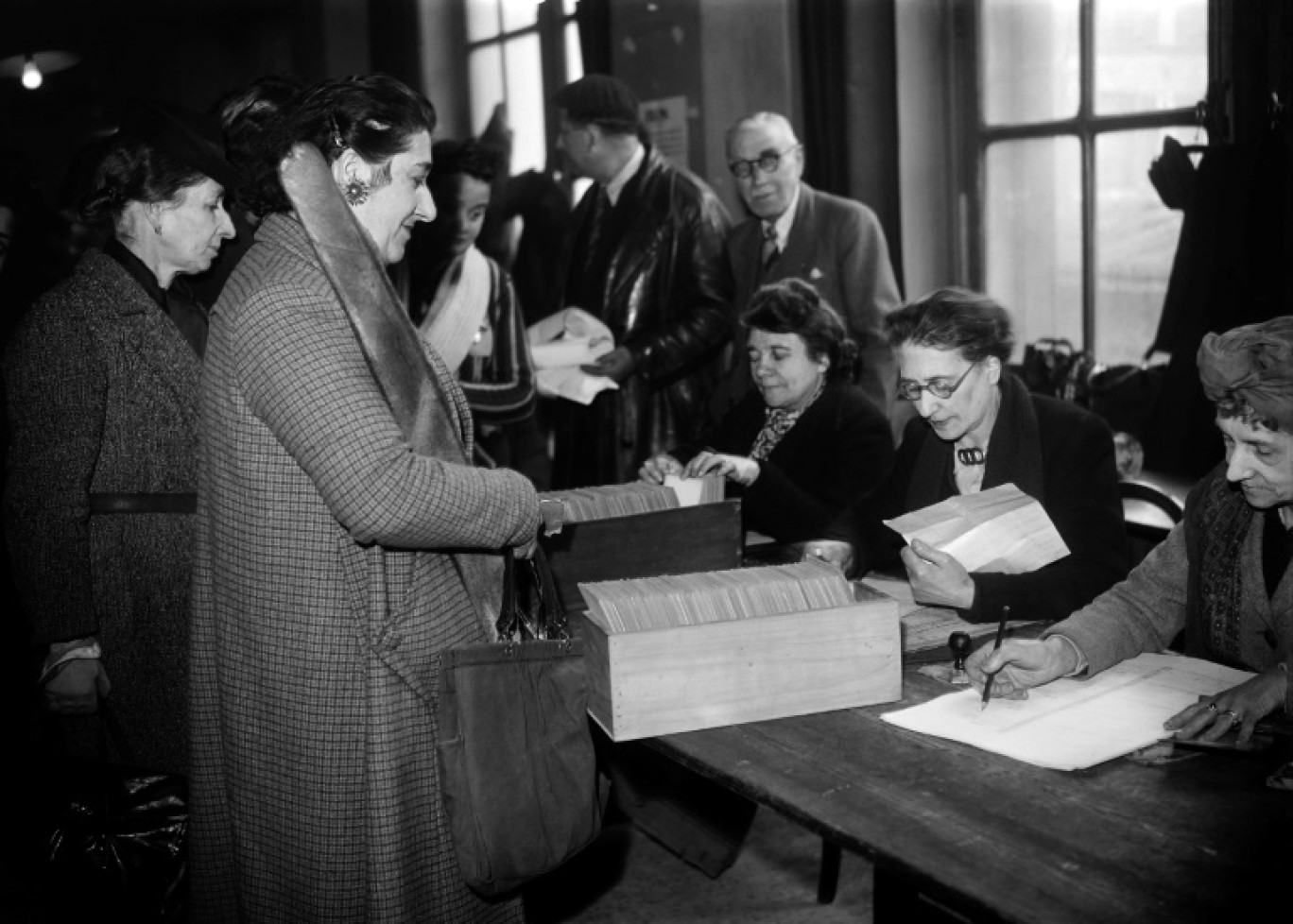 Des Françaises votent pour la première fois, lors des élections municipales, le 29 avril 1945 à Paris © -