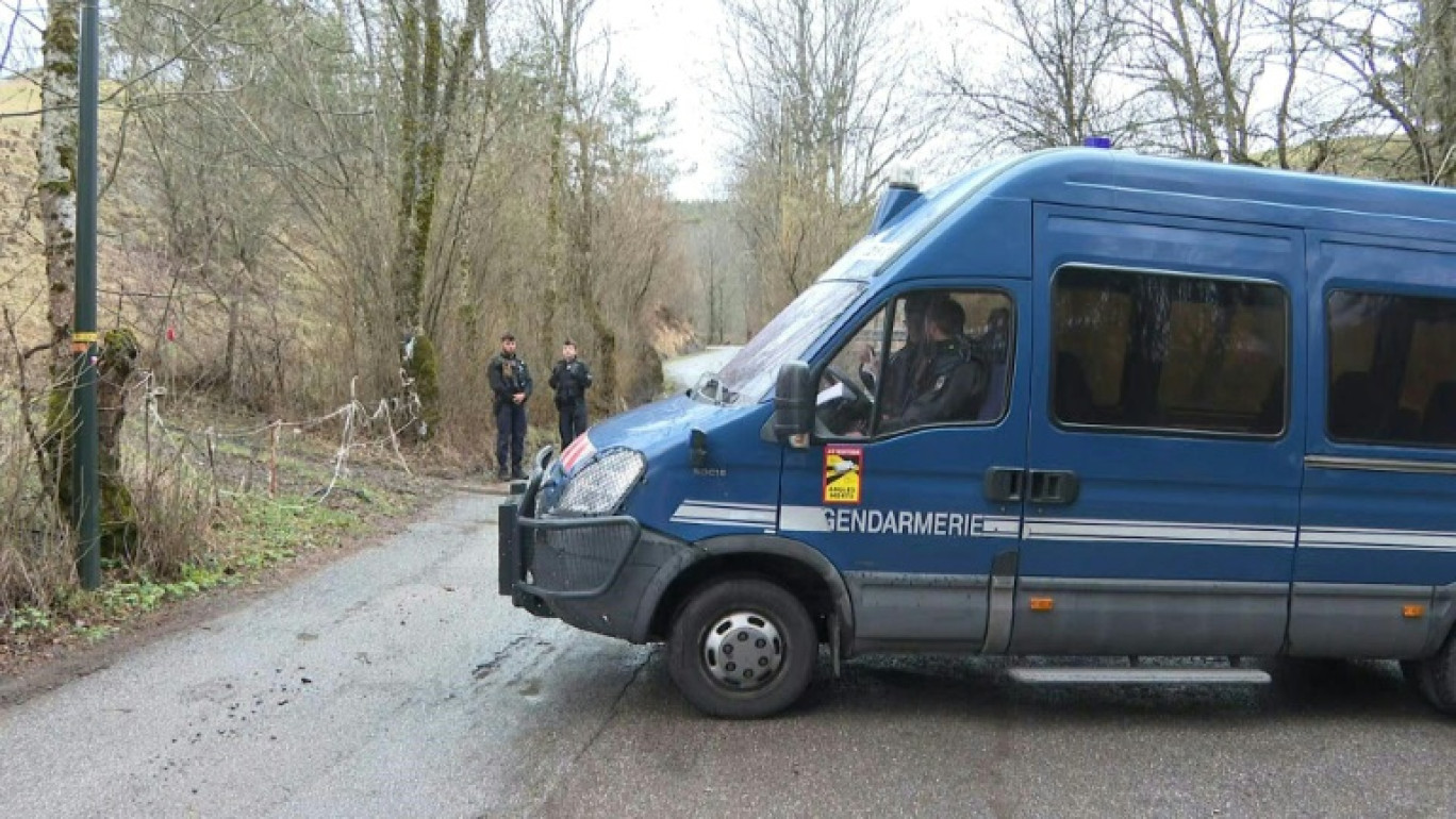 Des gendarmes parlent avec un habitant du Haut-Vernet, village des Alpes-de-Haute-Provence près duquel des ossements correspondant au corps du petit Emile ont été retrouvés, le 31 mars 2024 © NICOLAS TUCAT