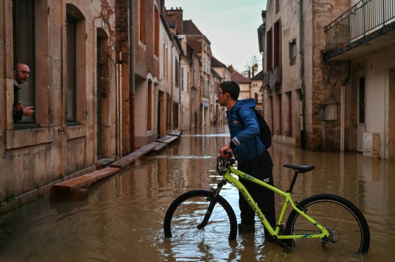 Une habitante dans une rue inondée de Montbard, le 2 avril 2024 en Côte-d'Or © ARNAUD FINISTRE