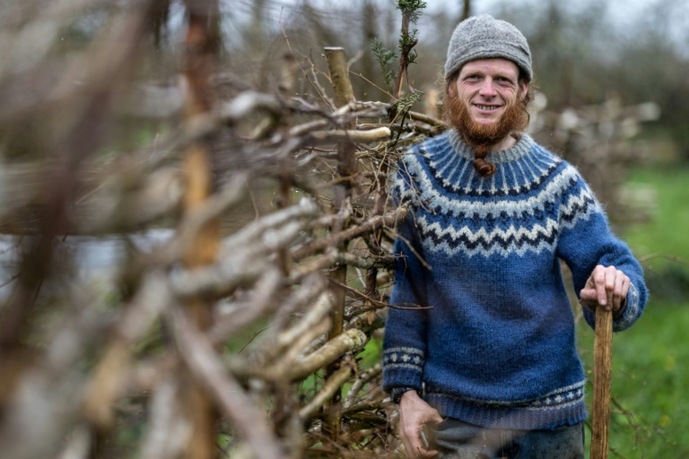 Samuel Lewis, "paysan-artiste" britannique installé en Bretagne, pose le 2 avril 2024 à Duault, dans les Côtes-d'Armor © Fred TANNEAU