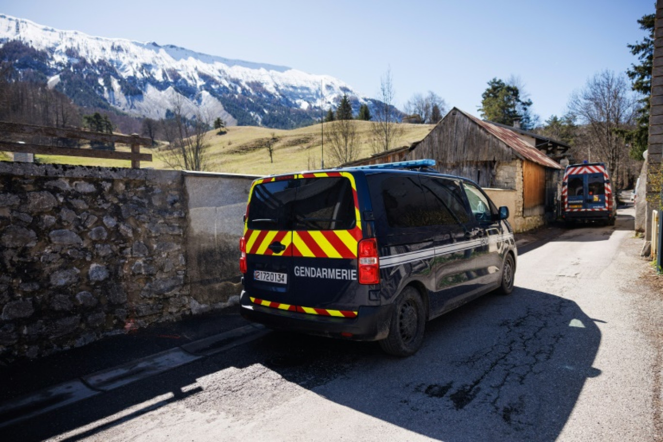 Des véhicules de la gendarmerie dans le village du Haut-Vernet, deux jours après la découverte d'ossement du petit Emile porté disparu l'été dernier, le 2 avril 2024 dans les Alpes-de-Haute-Provence © CLEMENT MAHOUDEAU