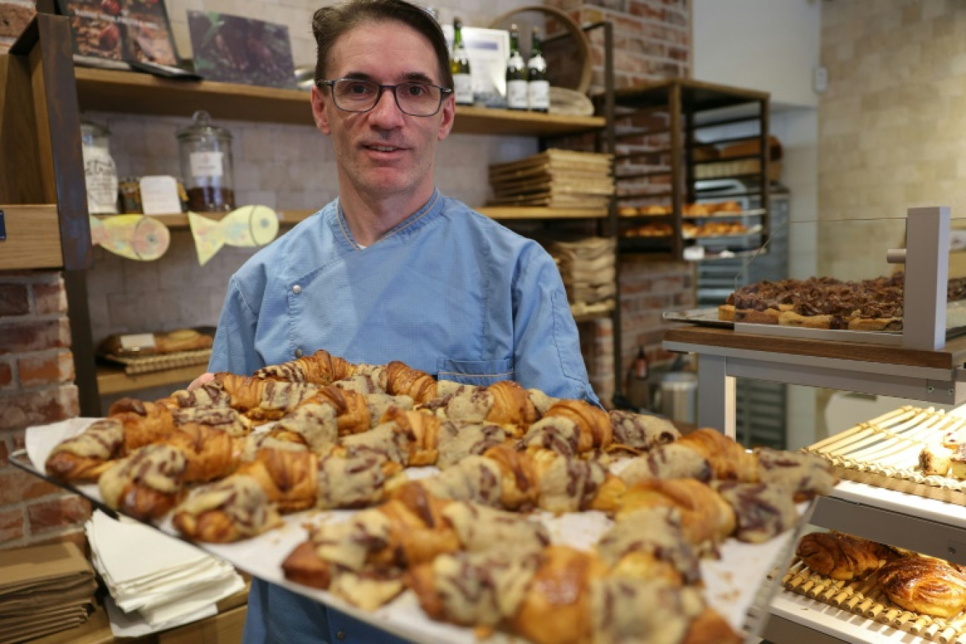 Le pâtissier Stéphane Louvard et ses crookies, un croissant français traditionnel mélangé à de la pâte à cookie, dans sa pâtisserie à Paris, le 2 avril 2024 © Thomas SAMSON