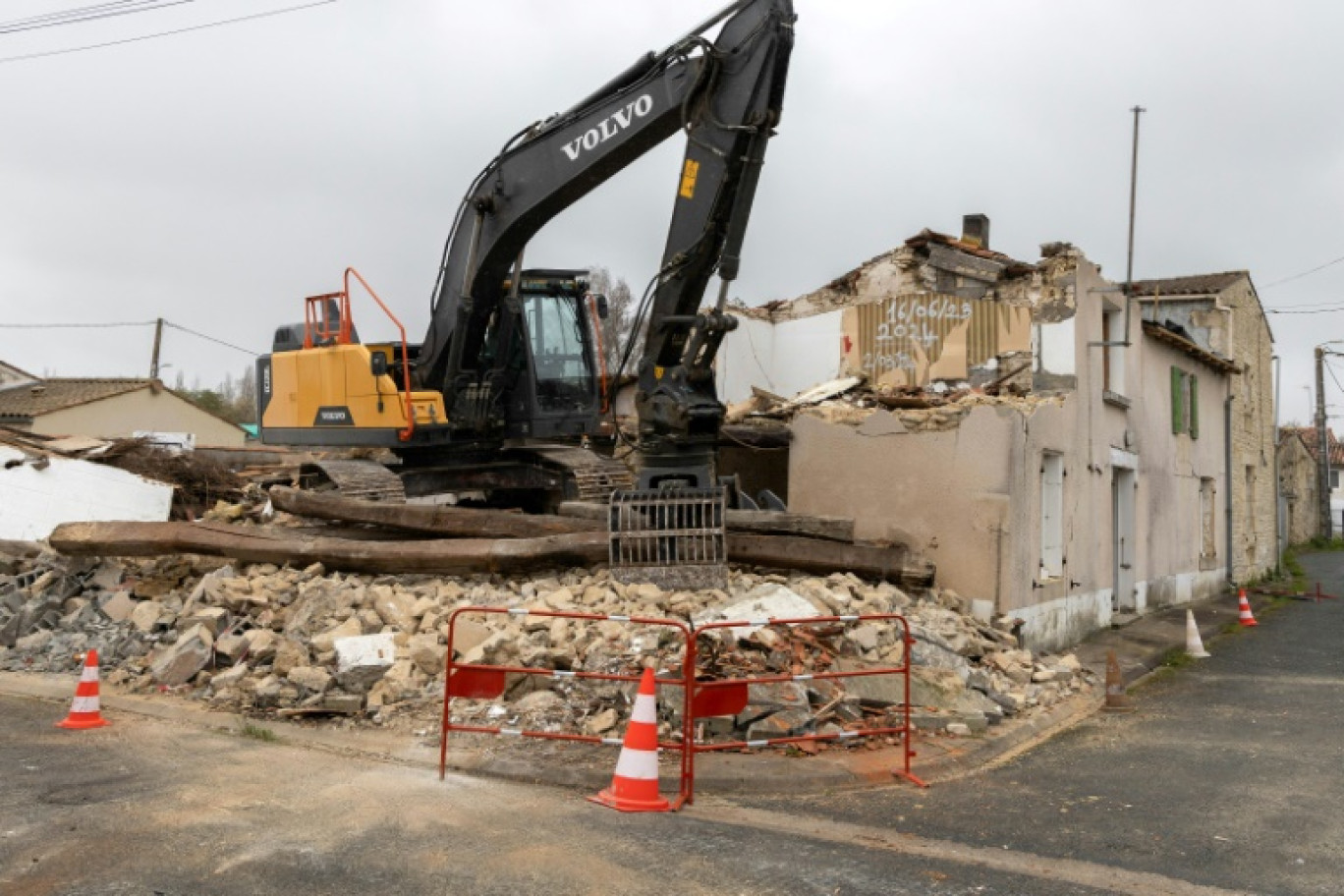 Une excavatrice sur les débris d'une maison détruite après un séisme intervenu en juin 2023, Cram-Chaban, le 15 mars 2024 © YOHAN BONNET