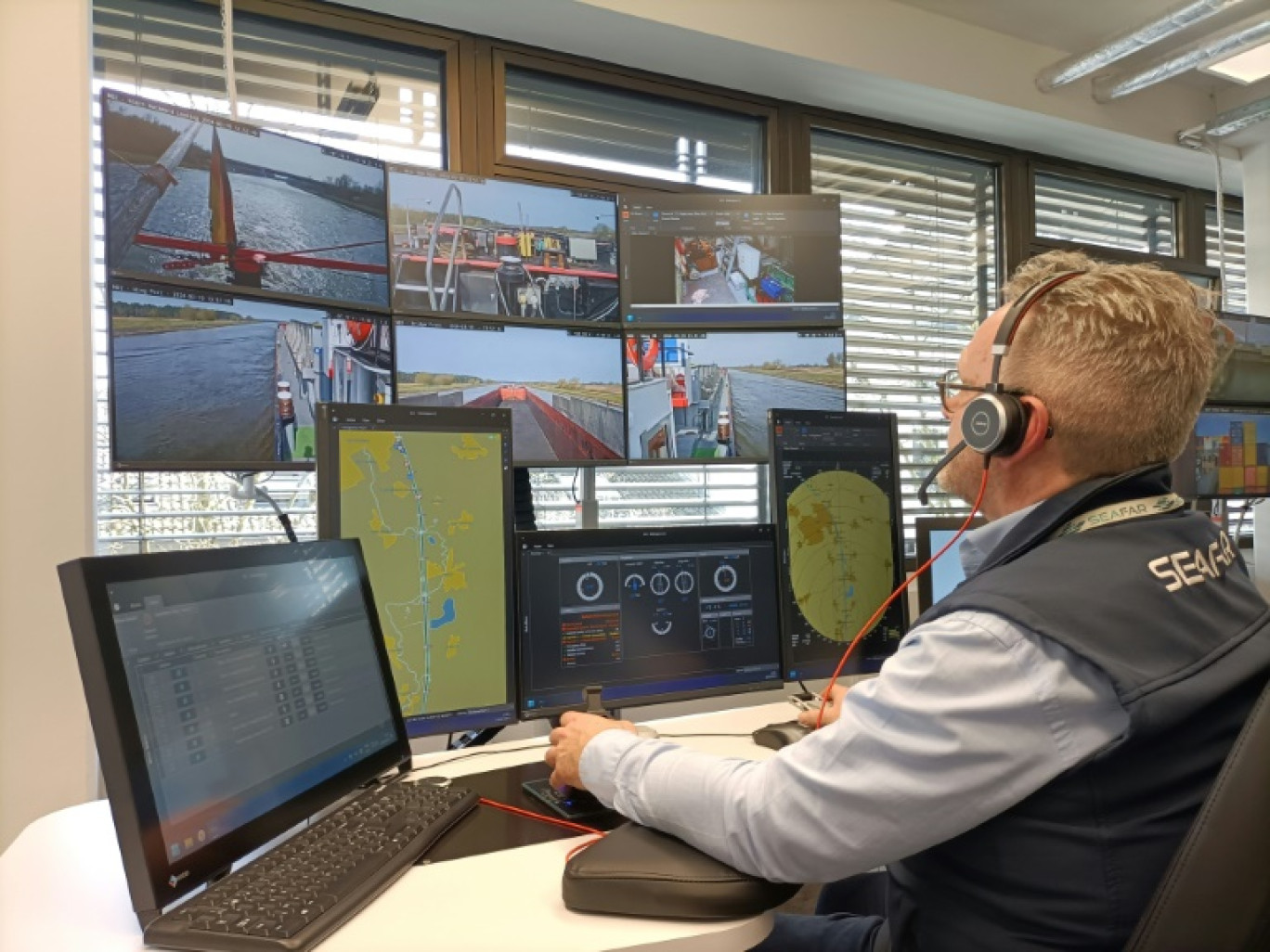 Patrick Hertoge, navigateur pour la startup belge Seafar, surveille sur des écrans depuis le port de Duisbourg la navigation télécommandée de bateaux sur les voies navigables, le 19 mars 2024 en Allemagne © Léa PERNELLE