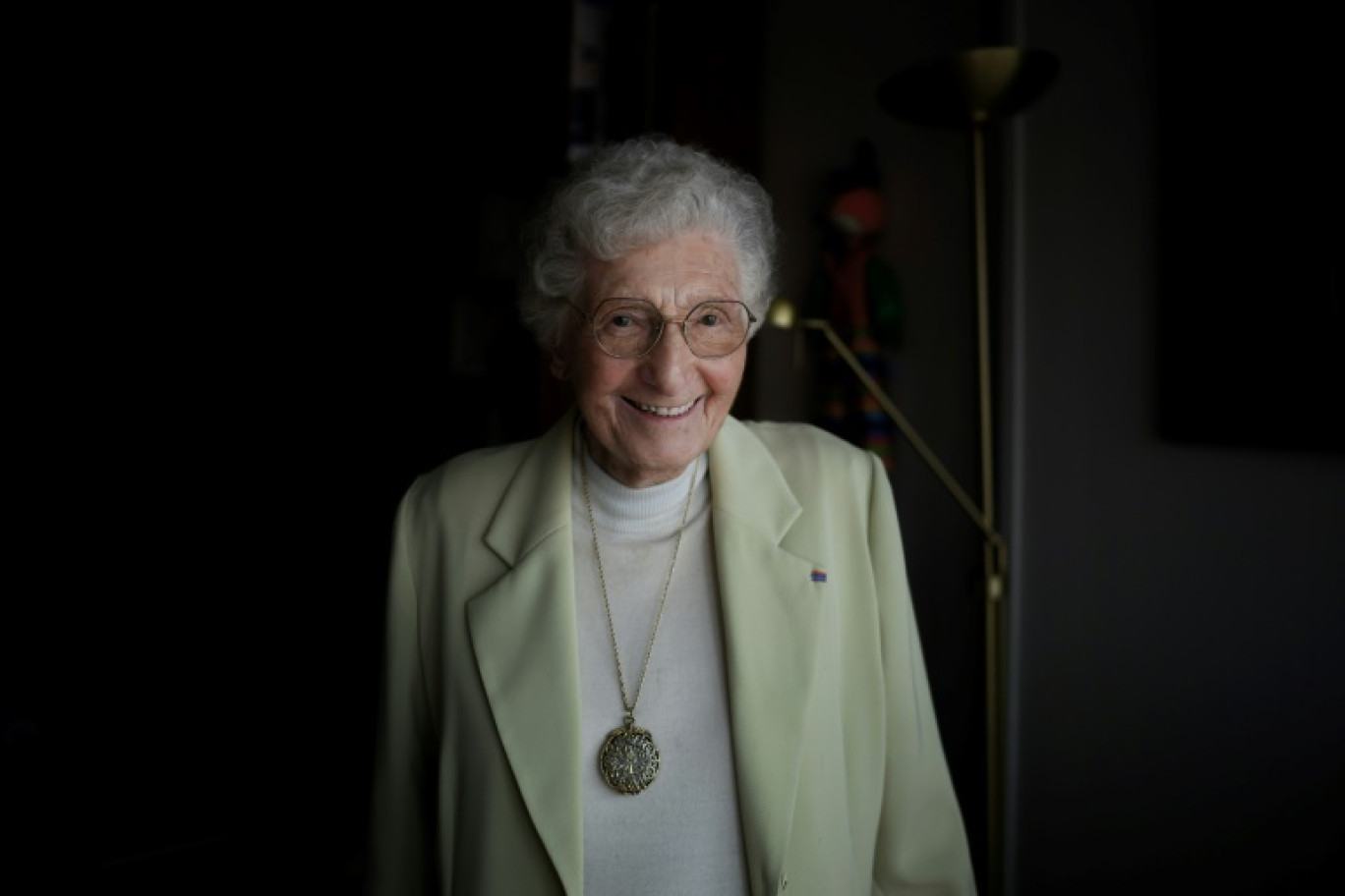 Mélanie Berger-Volle, choisie pour porter la flamme olympique en juin, lors d'un entretien chez elle à Saint-Etienne, le 26 mars 2024 dans la Loire © JEFF PACHOUD