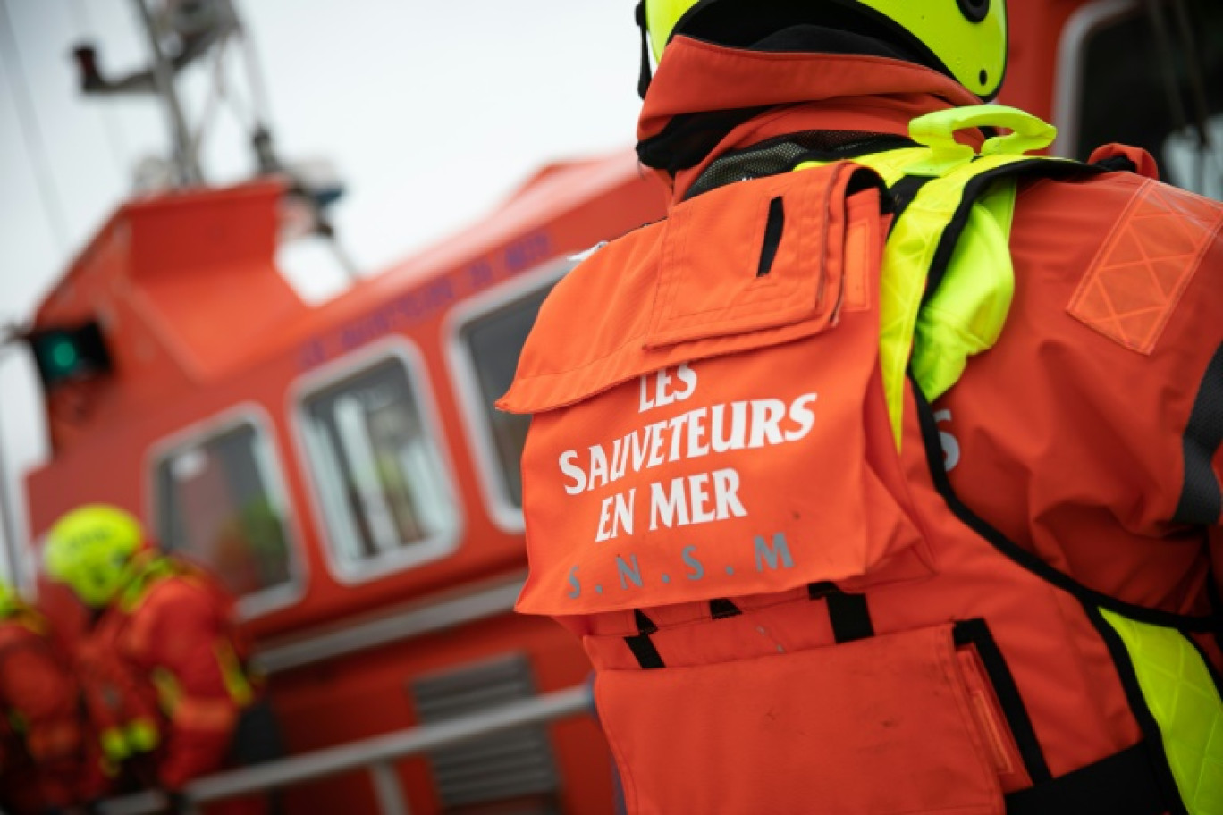 Un volontaire de la SNSM à Saint-Vaast-la-Hougue (Manche), le 11 mars 2023 © Lou BENOIST