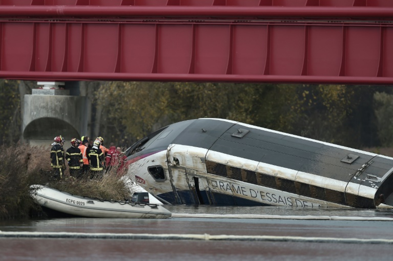 Des membres des services de secours se trouvent le 15 novembre 2015 sur les lieux où un TGV a déraillé la veille lors d'une séance d'essais, à Eckwersheim, près de Strasbourg © Frederick FLORIN