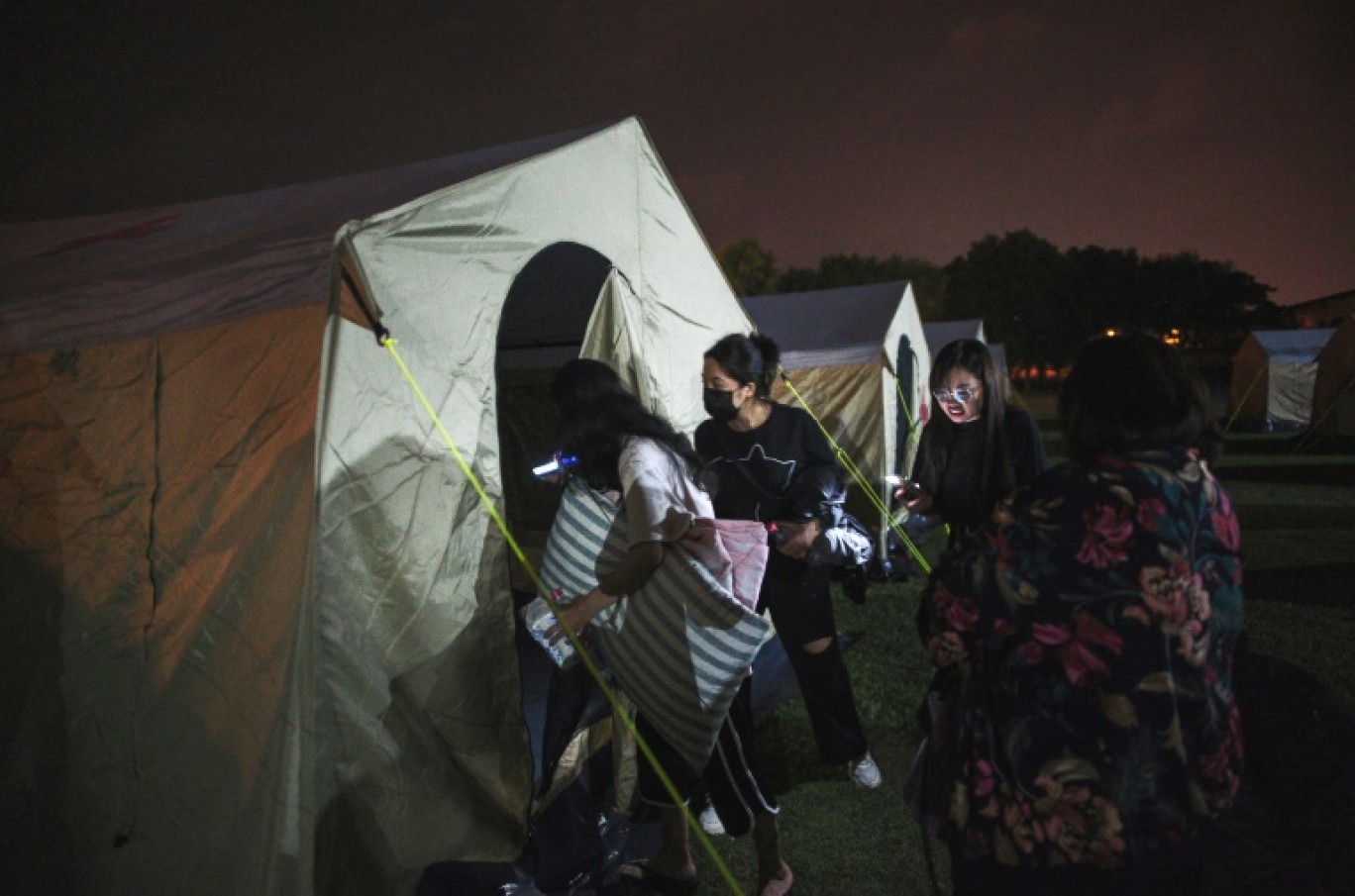 Des résidents de Hualien à Taïwan trouvent refuge sous des tentes, le 3 avril 2024 © Sam Yeh