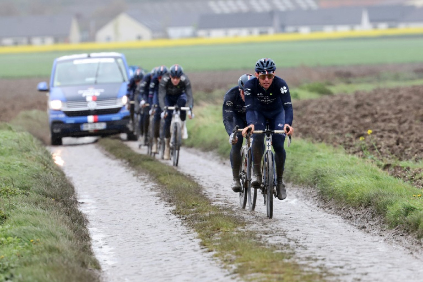 L'équipe Groupama-FDJ lors d'une reconnaissance de Paris-Roubaix, le 5 avril 2024 © FRANCOIS LO PRESTI