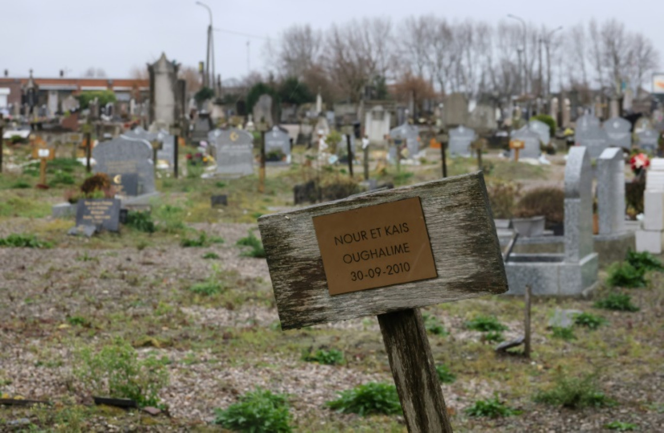 Le panneau en bois d'une tombe indiquant "Nour et Kair Oughalime - 30-09-2010" au cimetière de Calais, le 19 décembre 2023 dans le Pas-de-Calais © Denis CHARLET