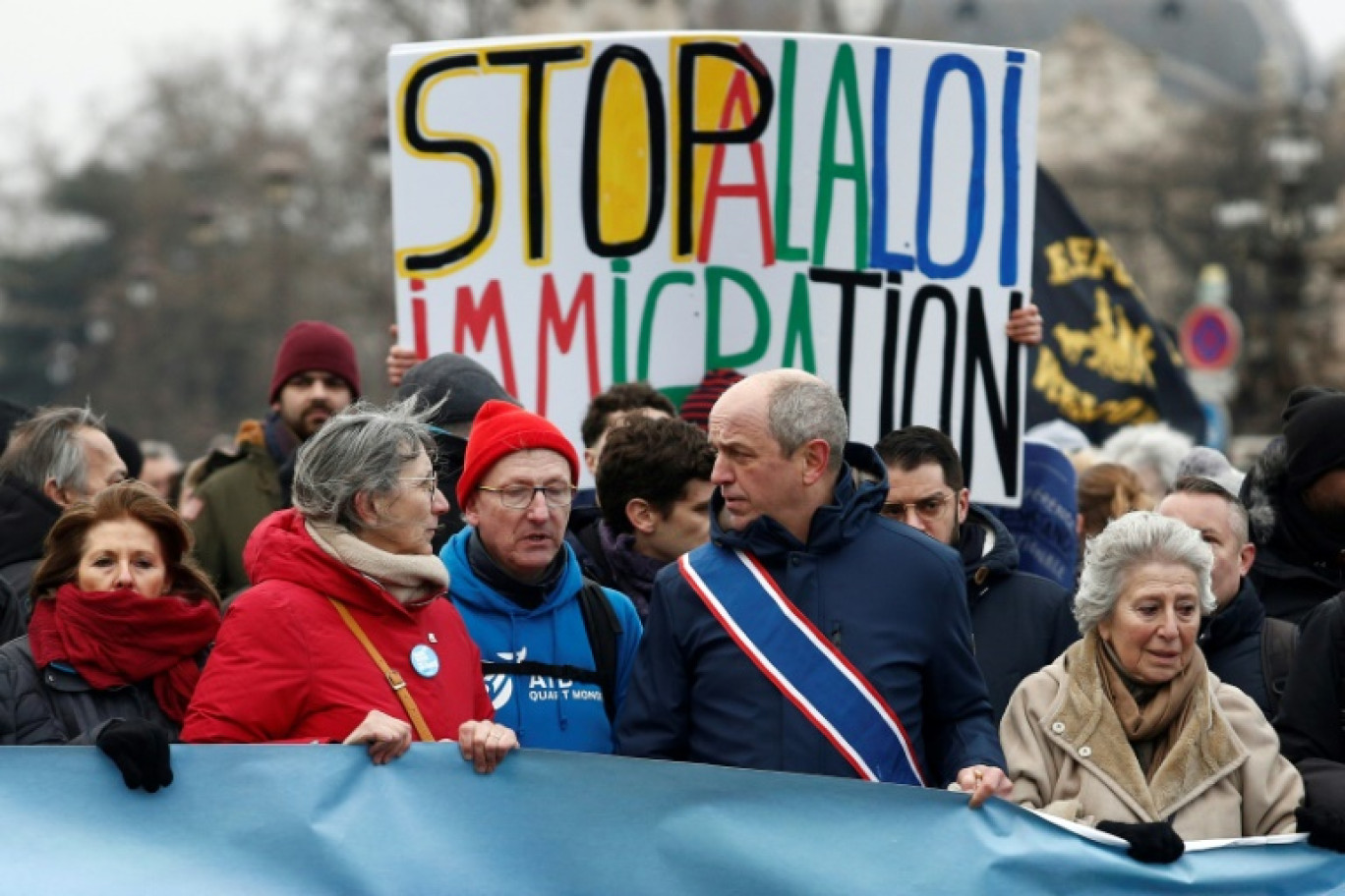 L'eurodéputé Pierre Larrouturou (4e g) lors d'une manifestation contre la loi "immigration", le 21 janvier 2024 à Paris © Guillaume BAPTISTE