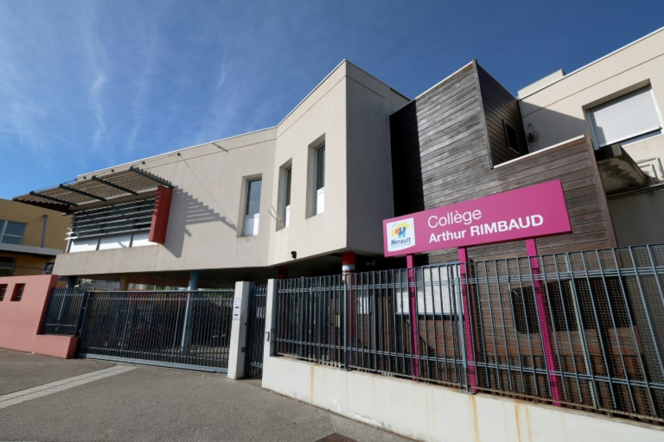 Le collège Arthur-Rimbaud, où une adolescente a été agressée mardi, le 4 avril 2024 au nord-ouest de Montpellier, dans les Bouches-du-Rhône © Pascal GUYOT