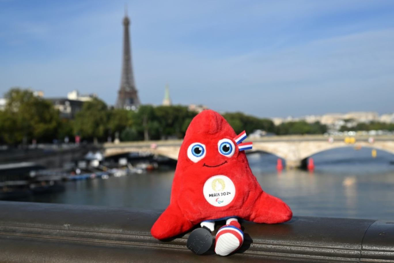 La mascotte des JO de Paris 2024 prise en photo sur le Pont Alexandre-III, au-dessus de la Seine, le 16 août 2023 à Paris © Bertrand GUAY