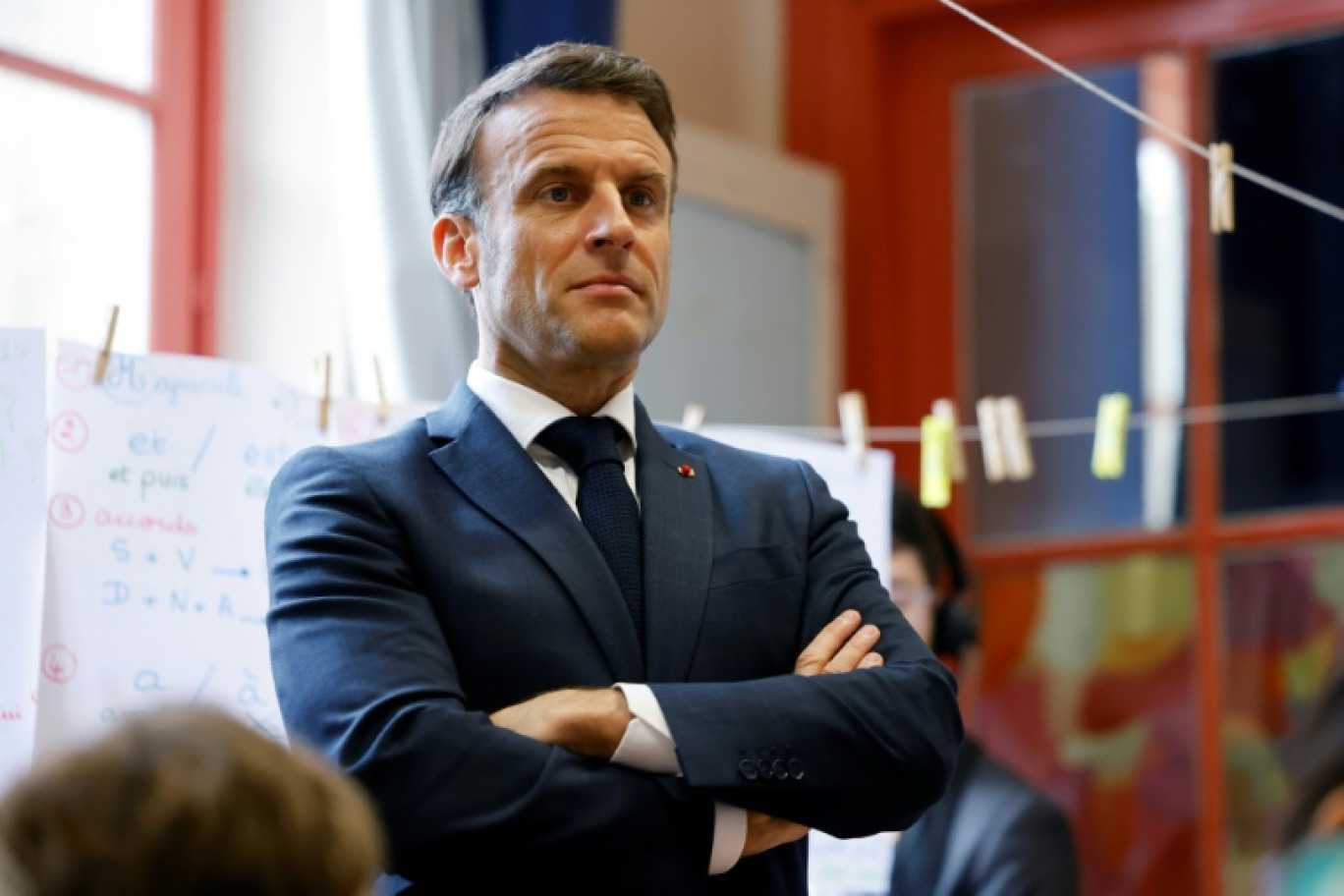 Le président Emmanuel Macron lors d'un déplacement dans une école à Paris, le 5 avril 2024 © Ludovic MARIN