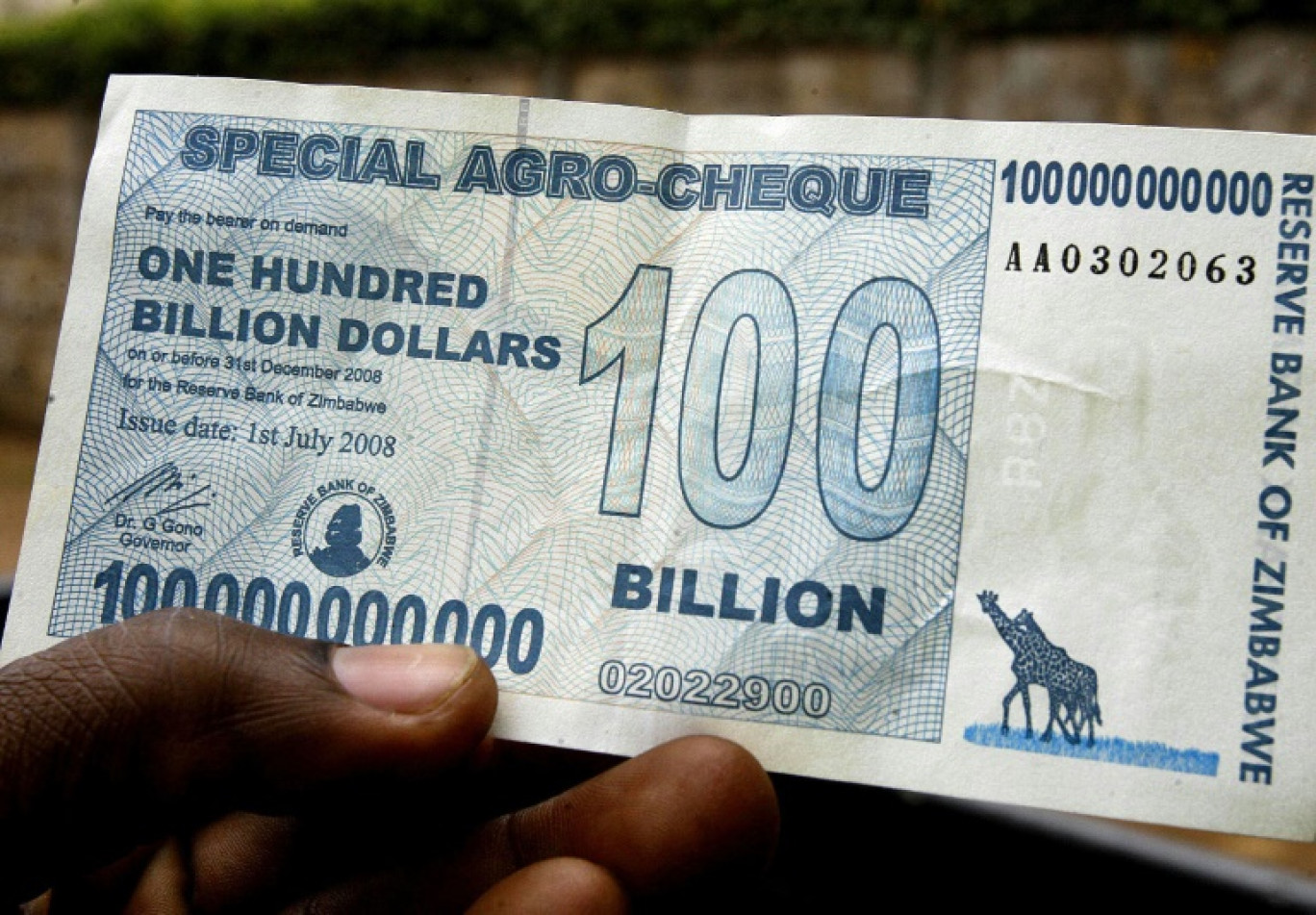 Un billet de 100 milliards de dollars zimbabwéens à Harare, le 19 juillet 2008 © DESMOND KWANDE