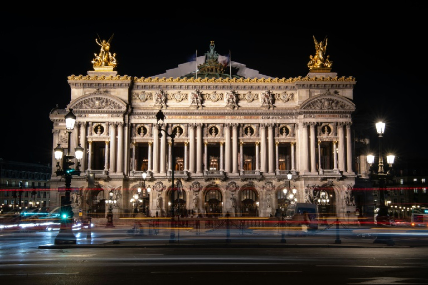 Une photo prise de nuit le 26 avril 2022 montre une vue de l'Opéra Garnier à Paris. © -