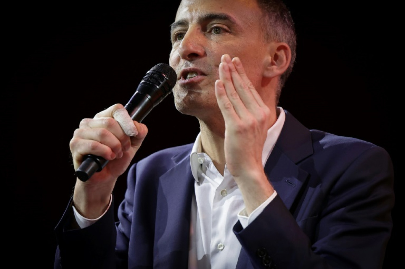 Raphael Glucksmann, leader de la Place Publique et tête de liste du Parti socialiste pour les élections européennes, lors d'un meeting de campagne à Tournefeuille, dans la Haute-Garonne, le 24 mars 2024 © Valentine CHAPUIS