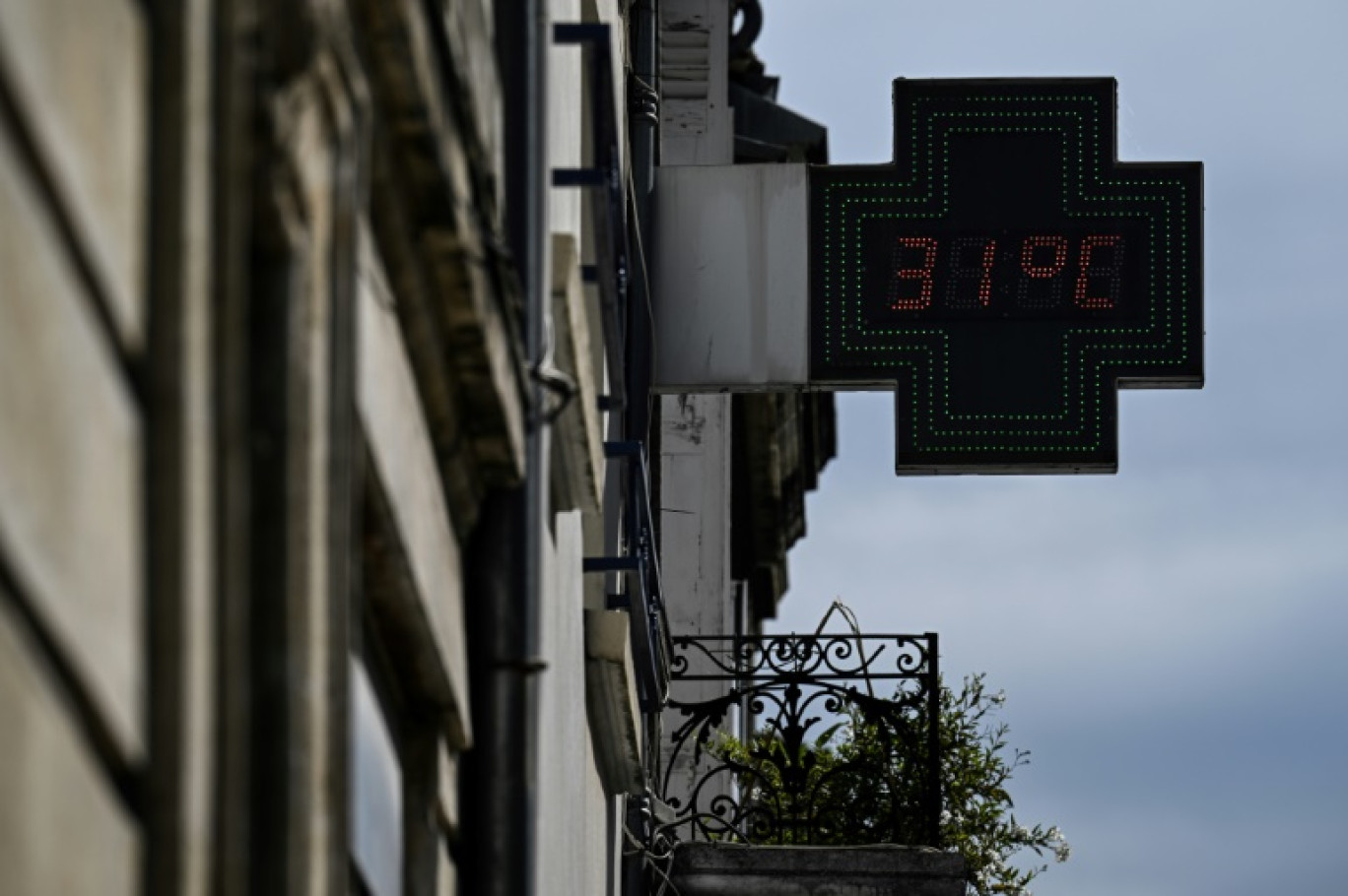 Un thermomètre de pharmacie indique une température de 31°C à Bordeaux, le 5 avril 2024 en Gironde © Philippe LOPEZ