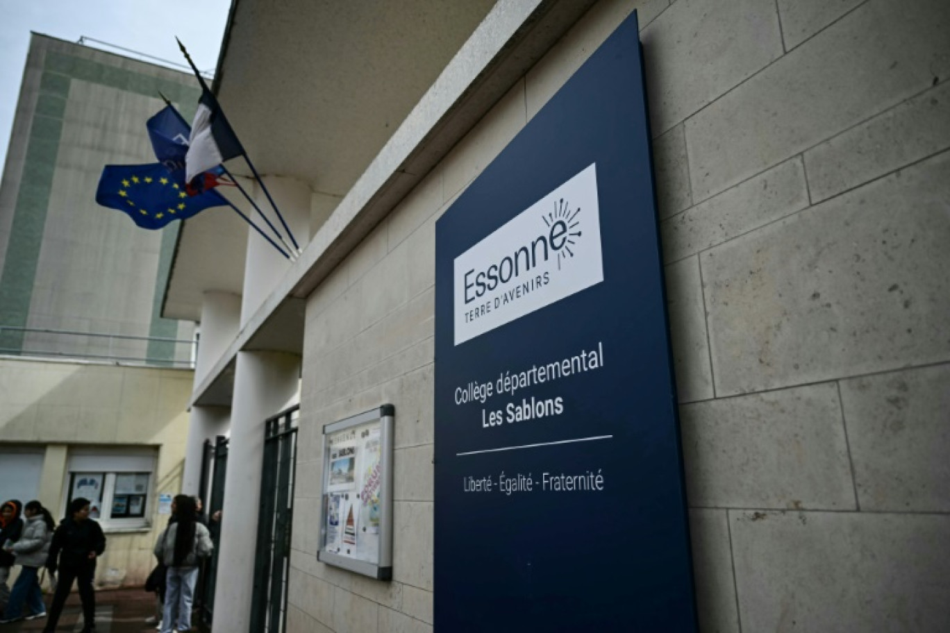 L'entrée du collège Les Sablons à Viry-Châtillon, en Essonne, où était scolarisé un adolescent passé à tabac, qui a succombé à ses blessures le 5 avril 2024 © MIGUEL MEDINA