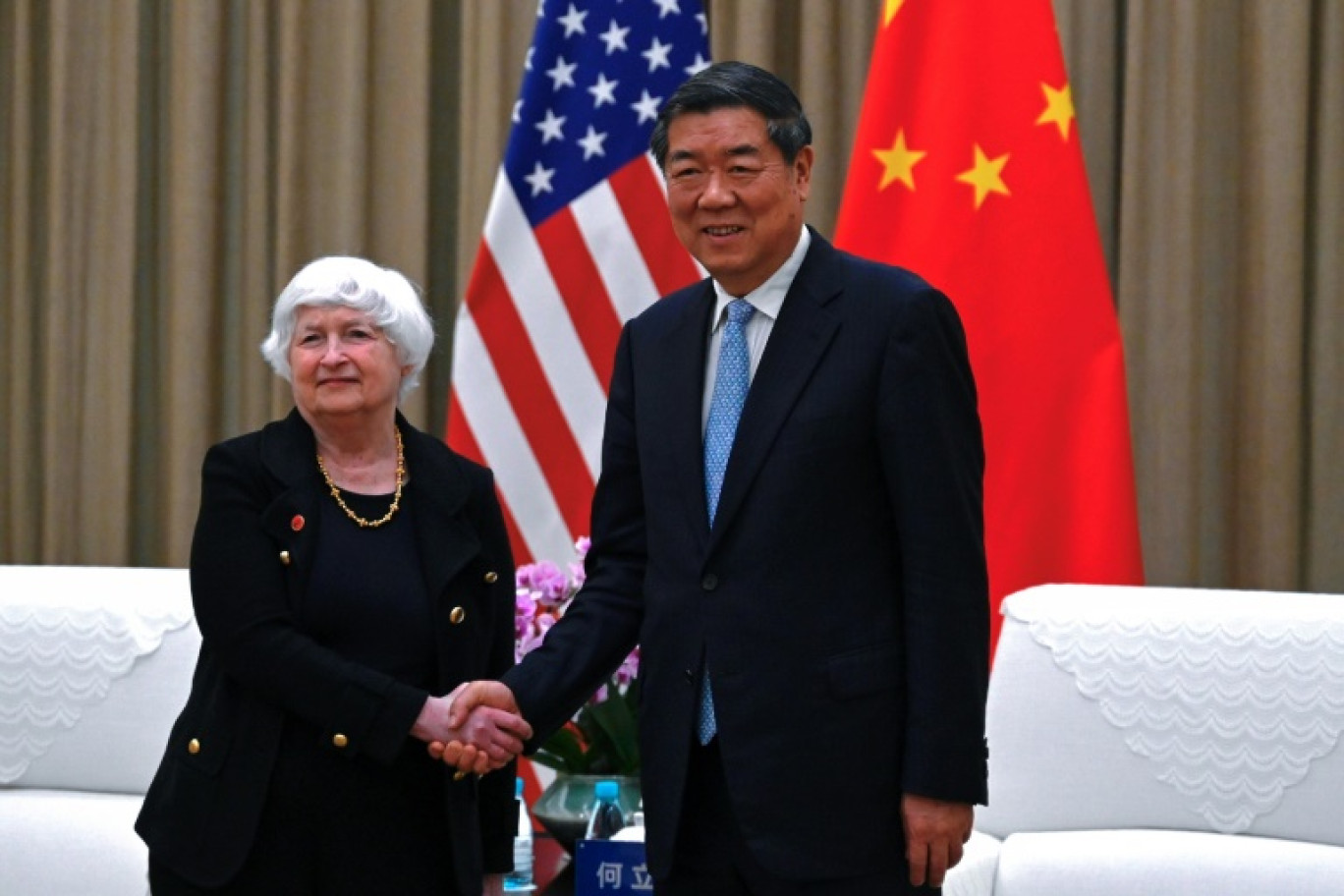 La secrétaire au Trésor Janet Yellen et son homologue chinois He Lifeng à Canton, dans le sud de la Chine, le 6 avril 2024 © Pedro Pardo